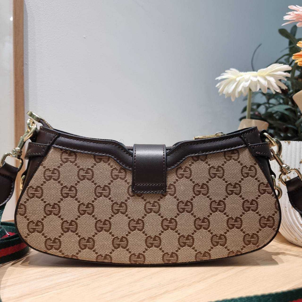 Gucci moon side mini shoulder bag สวยย้อนยุค y2k กำลังมาแรง กับอีกหนึ่งไอเท็มสุดจึ้ง ด้วยขนาดที่กำลังพอดี ดีไซน์คลาสสิคลัคชู ดูผู้ดี สวยแบบน้อยแต่มาก