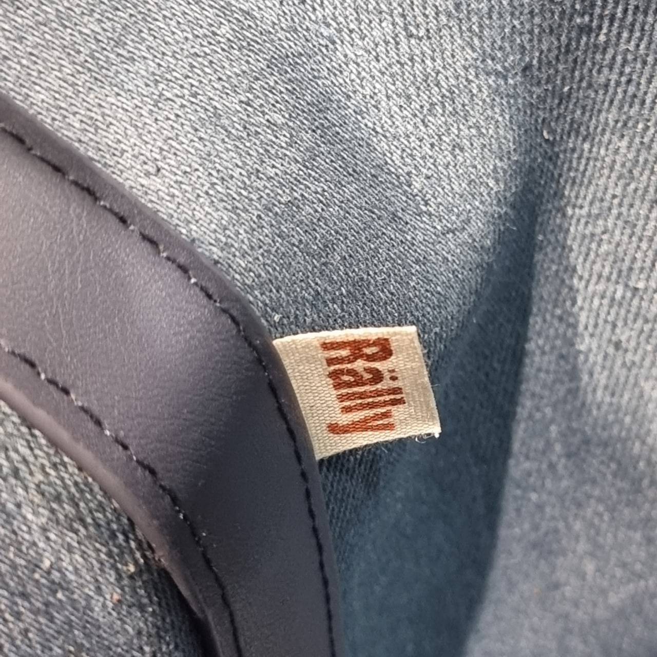 Rally movement the bag denim เป็นไอเท็มที่ฮอตสุดๆแห่งปีจริงๆ กับกระเป๋าทรงบัคเก็ต ที่ดีไซน์ออกมาคลาสสิคและใช้งานง่ายจริงๆ