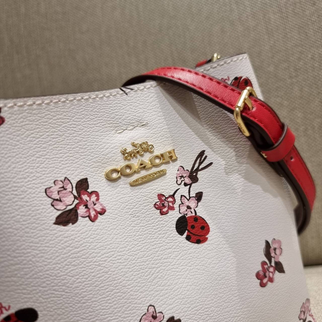 COACH MINI TOWN BUCKET BAG IN SIGNATURE CANVAS WITH VINTAGE MINI ROSE PRINT ((7270 7268 7267)) คอลเลคชั่นใหม่ล่าสุด!! น้องสาวคนสวยมาแล้วจ้า สดใสต้อนรับเทศกาลคริสต์มาส 🎅🎄 กระเป๋าบัคเก็ต ไซส์มินิ ใบจริงน่ารักม้าก!! น่าใช้แบบที่สุด วัสดุหนังแ