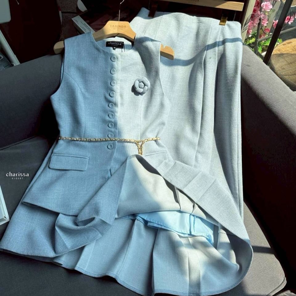 เช่าชุดเที่ยว by Princess 💕CHARISSA KLOSET ชุดเซ็ทเสื้อแขนกุดทรงเข้ารูปแต่งกระดุมปั้มจริง ตกแต่งกระเป๋าเสื้อให้ดูโดดเด่น