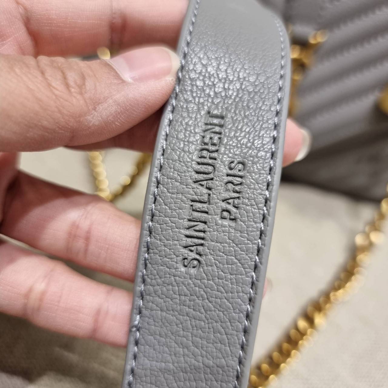 VIP 】หนังแท้ Yves Saint laurent crossbody boutique vip bag กระเป๋าสะพายไหล่ ดีไซน์ทรงสวยหรู พิเศษ แถมฟรี พวงกุญแจห้อยอะไหล่สีทอง ดูแพงไปหมดจริงๆไอเท็มนี้ วัสดุหนังสังเคราะห์ลายคาร์เวีย เปิด-ปิดด้วยกระดุมแม่เหล็ก ภายในโล่งกว้าง มาพร้อมหูจับในตัว และสายสะพา