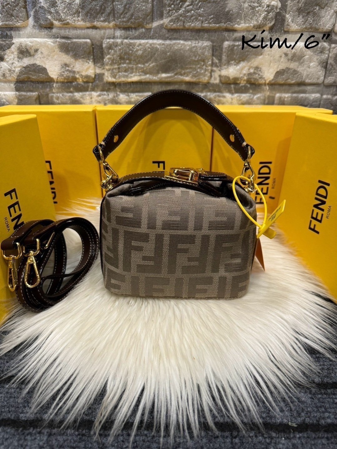 FENDI Mini Tobacco Monogram FF Logo Zucca Bag กระเป๋าสะพายไซส์มินิน่ารัก แมทชุดง่าย รุ่นสุดปัง แรงเกินต้านสุดๆ รูปทรงเป็นเอกลักษณ์ ดีเทลน่ารักด้วยตัวล็อคเปิดปิดคาดบนตัวกระเป๋า ทำให้ใบนี้ดูไม่น่าเบื่อเลย