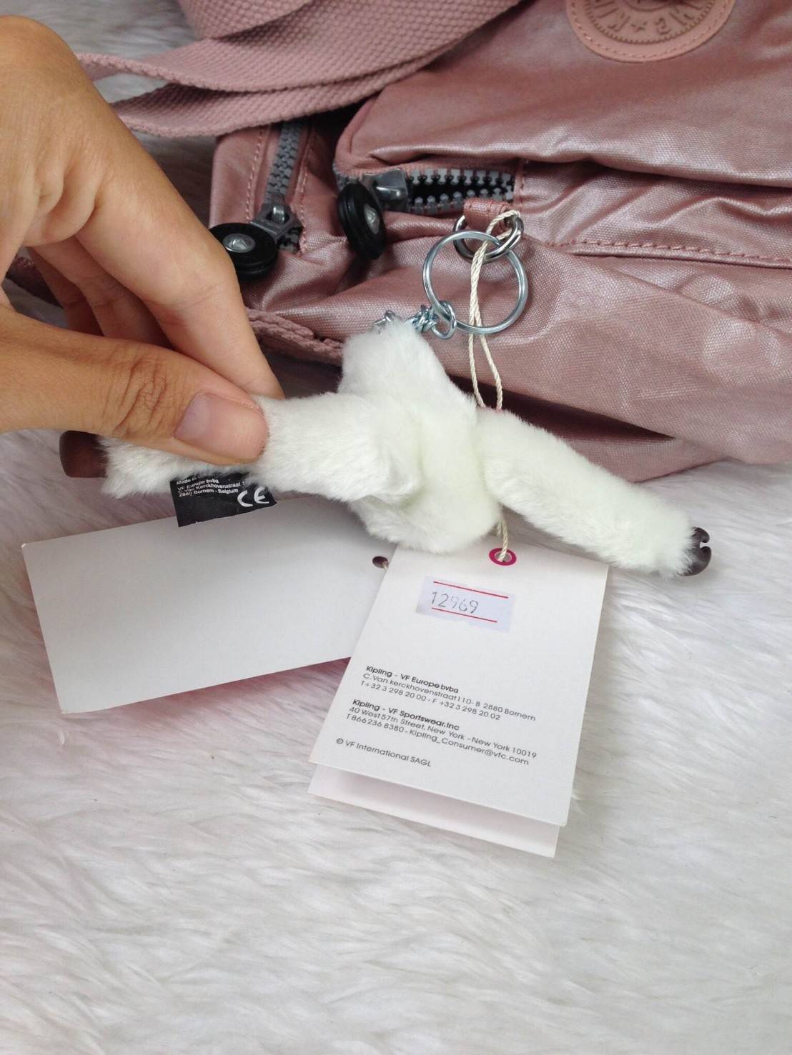 กระเป๋าสะพาย KIPLING รุ่น Reth วัสดุไนล่อนคุณภาพดี มาพร้อมดีไซน์ทันสมัย และสามารถใช้งานได้อย่างดี เข้ากับทุกการแต่งตัว โดดเด่นด้วยพื้นที่ภายในและช่องต่างๆ ที่ให้คุณจัดเก็บของสำคัญได้ครบถ้วน ไม่ว่าจะเป็นมือถือ ปากกา หรือไอเท็มจำเป็นของคุณ สายสามารถปรับและถ