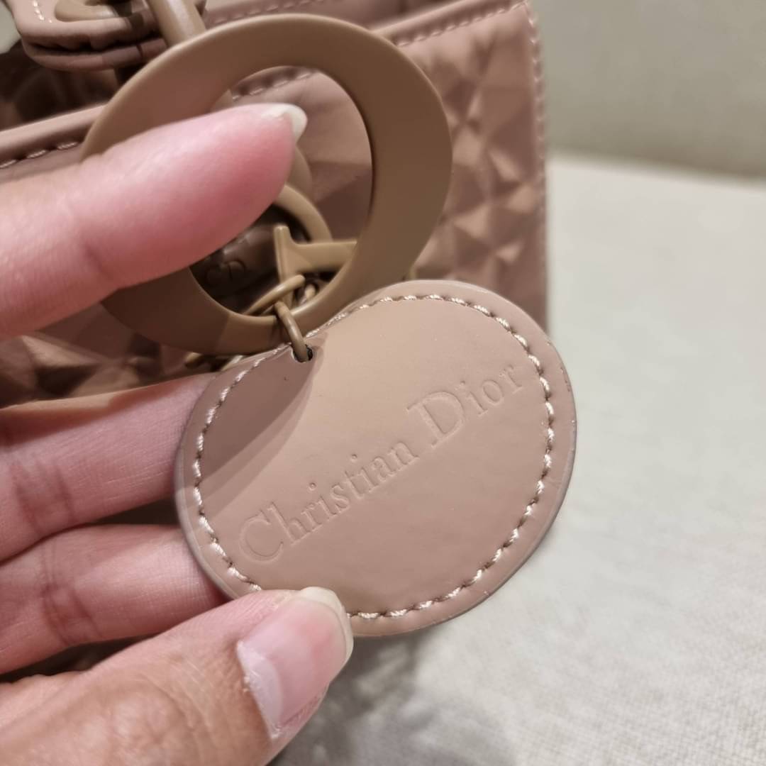 DIOR LADY D-JOY BAG Cannage Calfskin with Diamond Motif / CD LADY D-JOY BAG ดีไซน์ใหม่ อัพเลเวลความหรู กับกระเป๋าสะพายข้างที่รอบนี้ดีไซน์รูปทรงโฉมใหม่ ใช้งานง่ายขึ้น