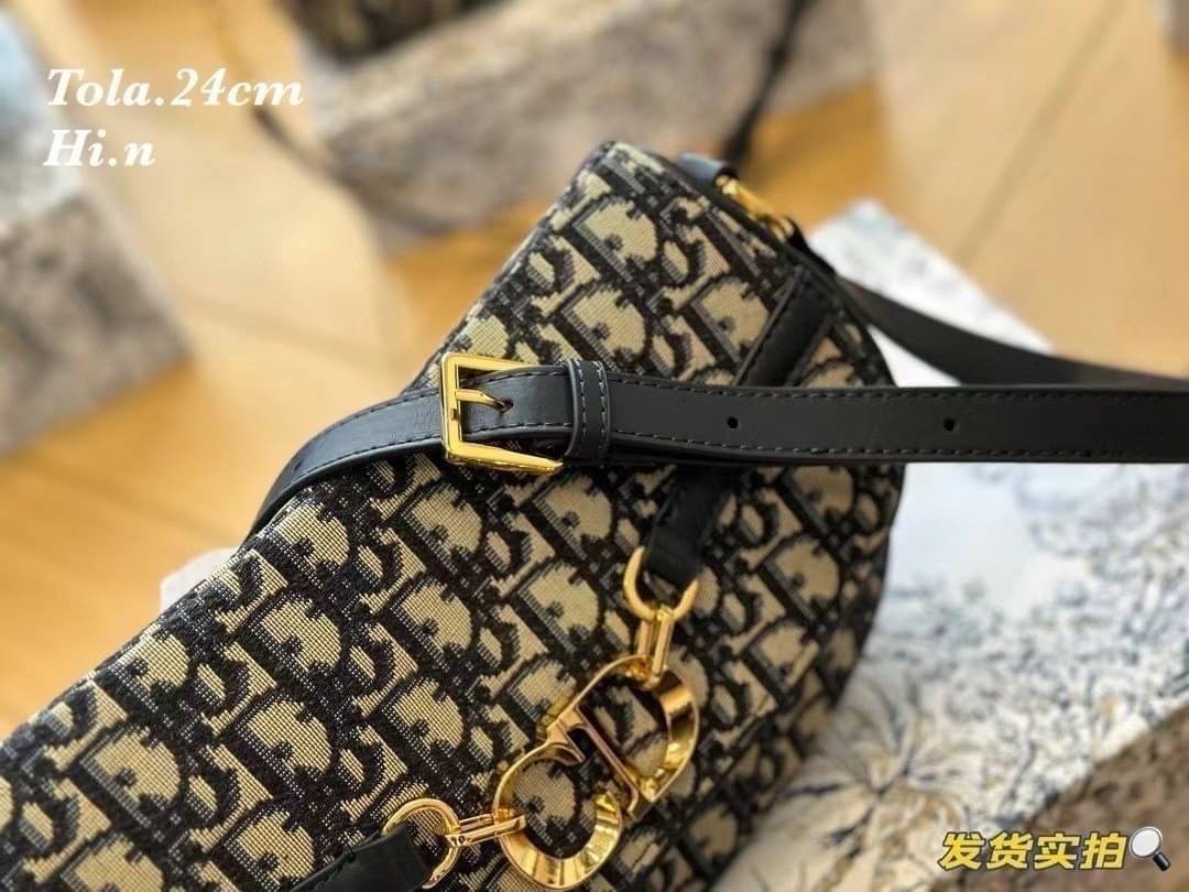 DIOR Small CD Besace Bag กระเป๋าสะพายทรงสวย ดีไซน์โลโก้โดดเด่นและหรูหรา ผ้าแจ็กการ์ดสวยเด่นเป็นเอกลักษณ์ ดีเทลดูดีมีกิมมิคในตัว สะพายทำงาน ไปเที่ยว ไปเดท ได้ทุกโมเมนต์ เป็นไอเท็มที่ควรมีไว้ติดบ้านอีกใบเลยน้า