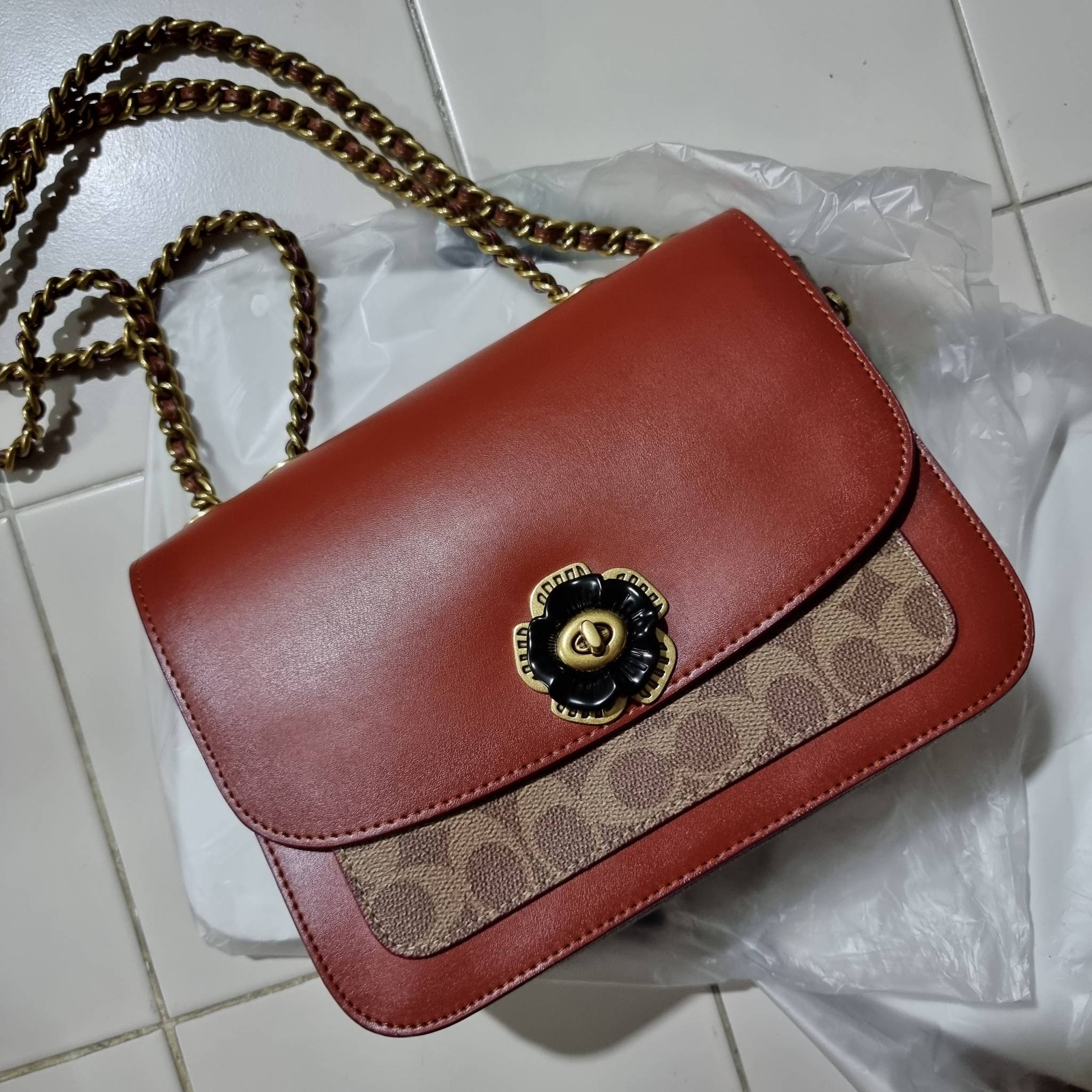 COACH C0827 MADISON SHOULDER BAG IN SIGNATURE CANVAS กระเป๋าสะพายข้าง รุ่นยอดฮิต ไซส์ใหญ่จุใจ ดีไซน์สวย โดดเด่นด้วยตัวล็อครูปดอกไม้ ตกแต่งตัดกันกับลายซีอย่างลงตัว วัสดุหนังแท้สลับหนังแคนวาสเคลือบลาย ภายในแบ่งสัดส่วนให้อย่างดี มาพร้อมสายสะพายในตัว ปรับใช้ไ