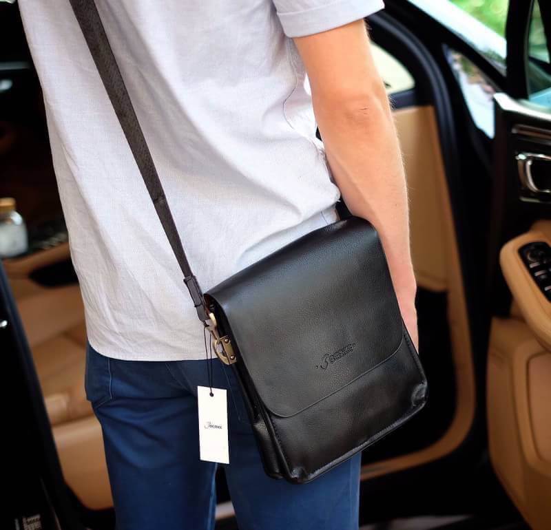 😎เอาใจหนุ่มๆบ้างค่า สำหรับ messenger bag หนังดี มากๆเลยน้า ลายหนังชัดสวย ใบนี้จากแบรนด์ Berke ตัวกระเป๋าขนาดกำลังดีเลยคะ สีดำด้านสวยมาก คลาสสิคสุดๆ มีช่องแบ่งเก็บของหลายช่องเป็นสัดส่วนมากๆคะ น้ำหนักเบา จุของคุ้ม สายยาว ปรับได้ free size สามารถสะพา