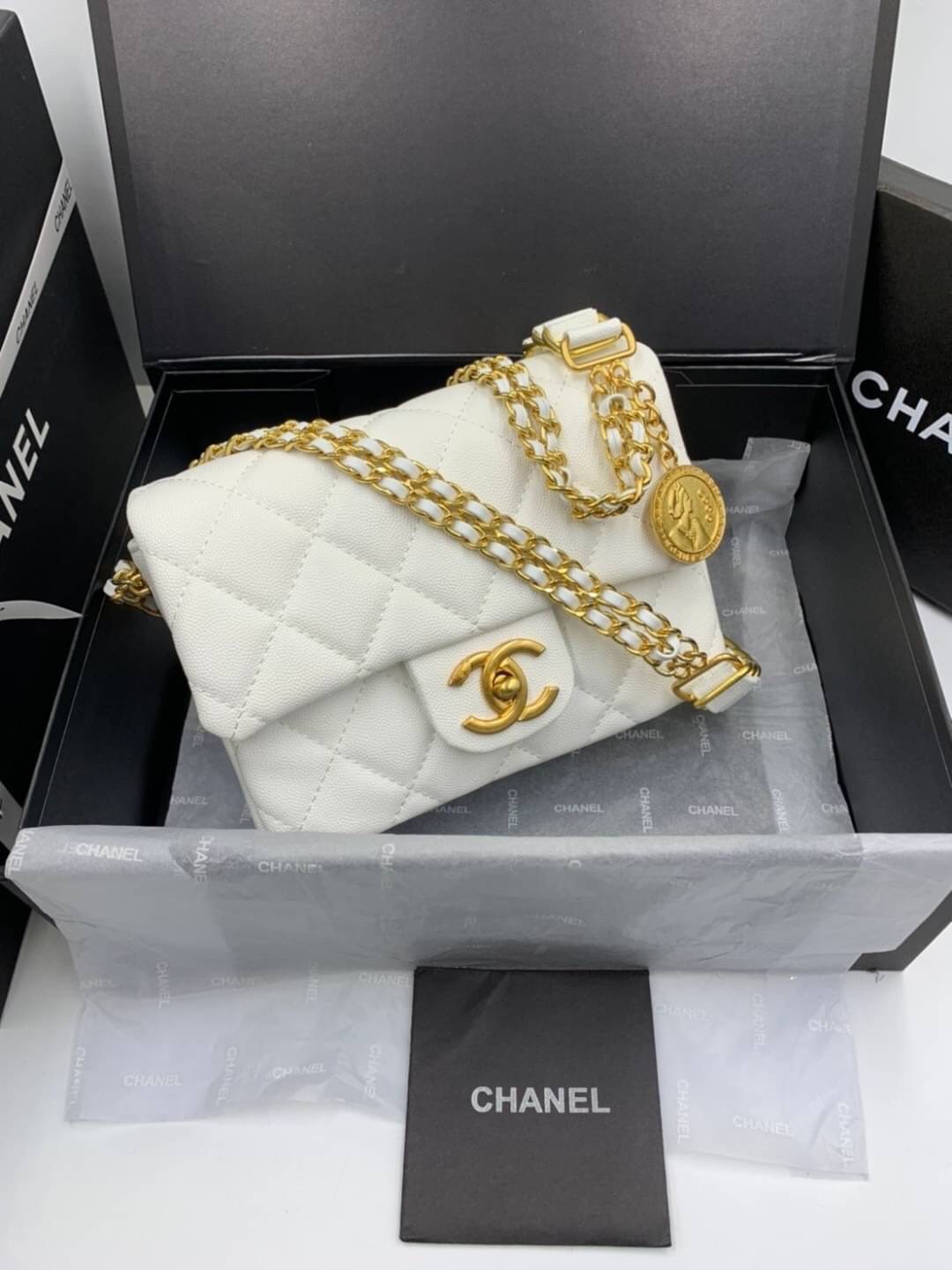 หนังแท้ VIP GIFT CHANEL Small Black Quilted Caviar Classic Flap Coin Charm Soul Chain คอลเลคชั่นใหม่ล่าสุดเลยค่ะ สายสะพายเก๋มาก ห้อย charm วงกลมสีทอง หนังคาเวียสีดำขนาด 8.5” ใส่ iPhone ได้ทุกรุ่นใส่ได้สบายๆ เลยค่ะ รุ่นใหม่เริ่ดมากจ้า
