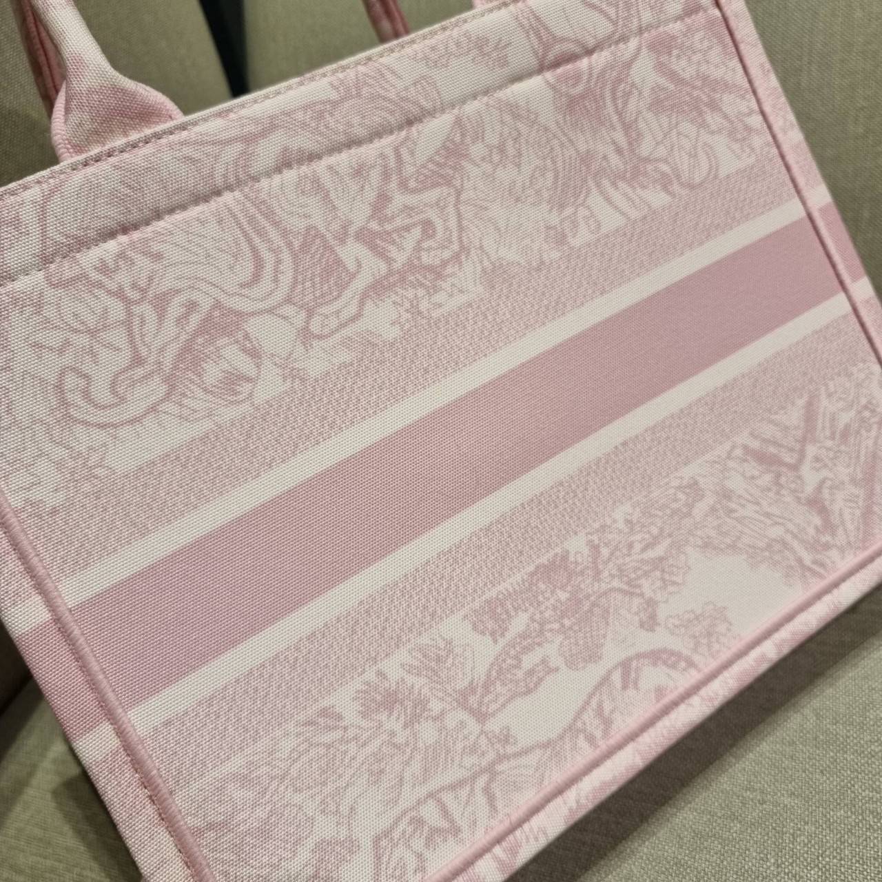 VIP 】HOT ARRIVAL!! DIOR CD SHOPPING BAG WITH GWP กระเป๋าทรงช้อปปิ้งใบใหญ่ จุใจ!! พรีเมี่ยมกิ๊ฟรุ่นดับเบิ้ลฮอต ดีไซน์คลาสสิควินเทจ สวยหรู วัสดุผ้าแคนวาสลายกราฟฟิค ภายในโล่งกว้างมากๆ ใส่ของจุสุดๆ โน้ตบุ้ค ไอแพด กระเป๋าสตางค์ มือถือ หรือเสื้อผ้ายังได้ สะพายค