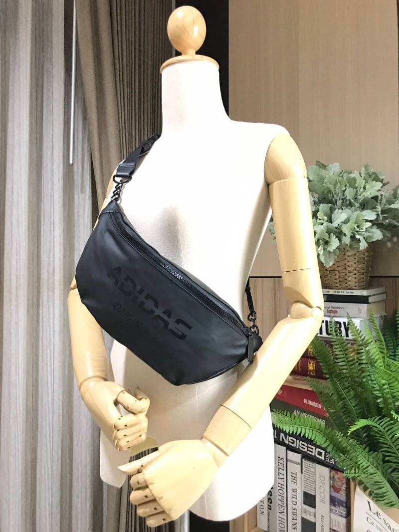 Adidas Waist Bag กระเป๋าสะพายสไตล์สปอร์ตแบบคาดเอวหรือคาดอกดีไซน์สุดฮิตใช้ได้ทั้งชายและหญิง วัสดุไนล่อนเนื้อแมทแบบนิ่มด้านหลังเป็นหนังเรียบ กันน้ำทำความสะอาดง่าย ขนาดกำลังดี น้ำหนักเบา ด้านหน้ามีโลโก้แบรนด์ เปิดปิดด้วยซิปสะดวกใช้ หัวซิปแบรนด์ สายสะพายเลื่อ