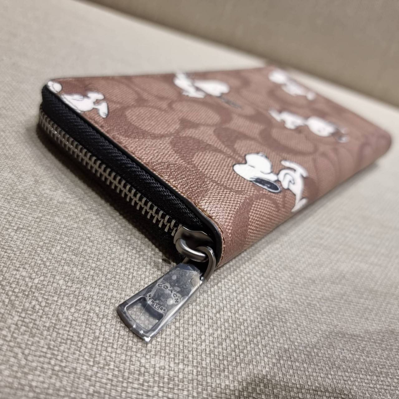 COACH C4327 COACH x PEANUT ACCORDION ZIP WALLET IN SIGNATURE CANVAS WITH SNOOPY PRINT คอลเลคชั่นใหม่ กระเป๋าสตางค์ใบยาว ลายสนูปพี น่ารักน่าใช้ สีคลาสสิค ใช้ได้ตลอดกาลไม่มีตกเทรนด์ วัสดุหนังแคนวาสเคลือบลาย ภายในใส่บัตรได้เยอะ มีช่องซิปแยก ใส่โทรศัพท์ได้ พก