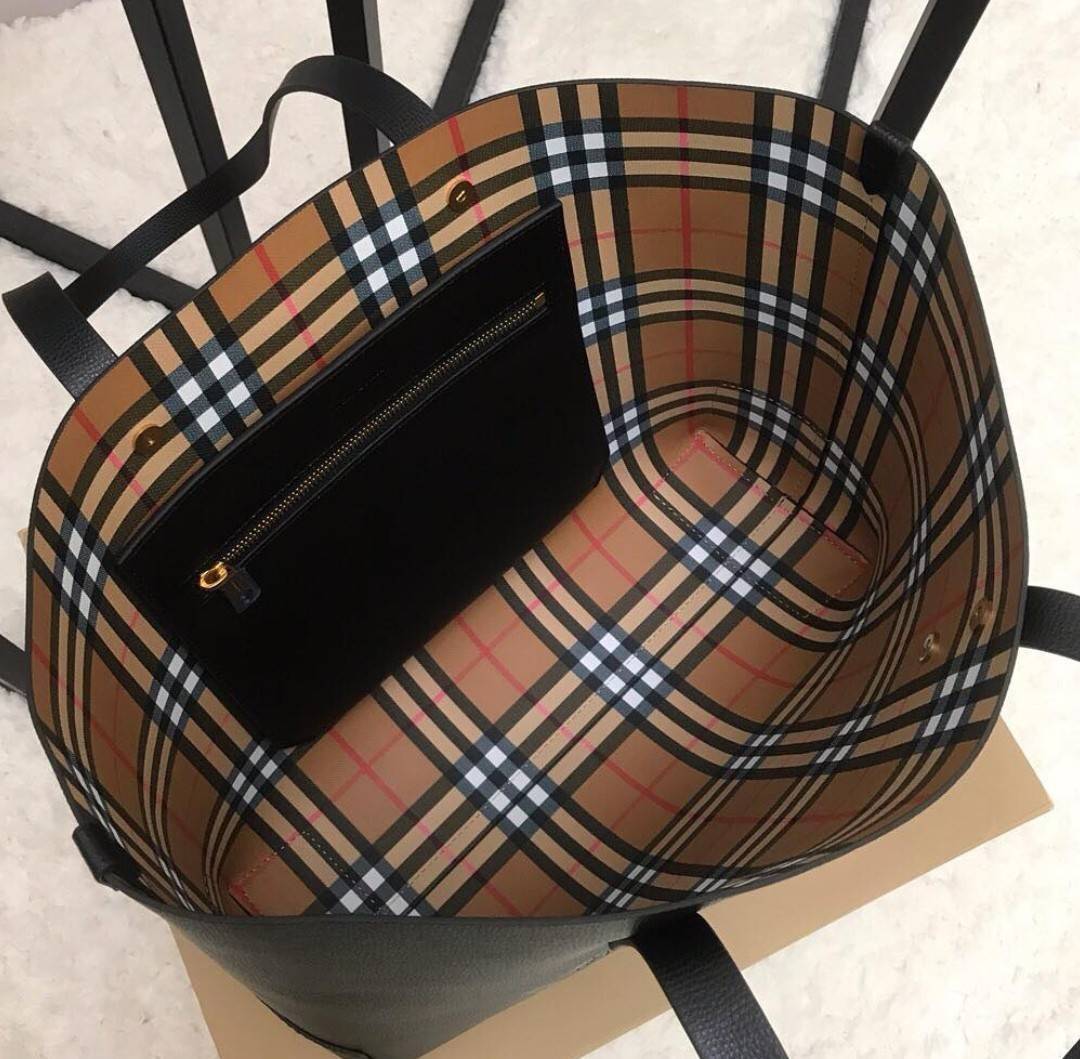 VIP 🥂 BURBERRY FRAGRANCES TOTE BAG VIP รุ่นแนะนำ ดีไซน์สวยโดดเด่นหนังสีดำขึ้นเทคเจอร์ด้านหน้ามีโลโล้แบรนด์ ภายในลายวินเทจสุดคลาสสิค โล่งกว้างมีช่องซิปเล็กและโลโก้ด้านใน สามารถใส่เอกสาร A4 Notebook ipad สัมภาระได้เยอะจุใจ หูหิ้วหนังจับถนัดมือสะพายไ