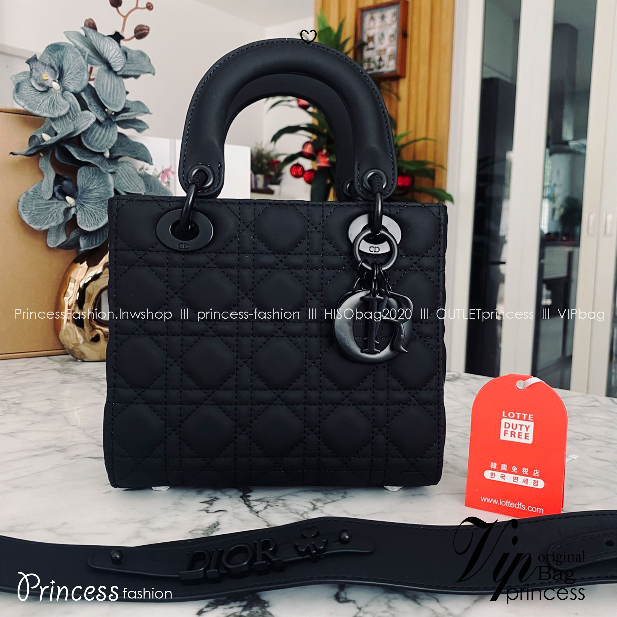 DIOR Small Lady My ABCDior bag Black Cannage Ultra-matte กระเป๋าสะพายดีไซน์เรียบหรู ทรงกล่องคลาสสิค โดดเด่นด้วยพวงกุญแจอะไหล่สีเดียวกับตัวกระเป๋า สีดำผิวแมทท์สุดคลาสสิก ลายเส้นซ้อนทับสวยงาม