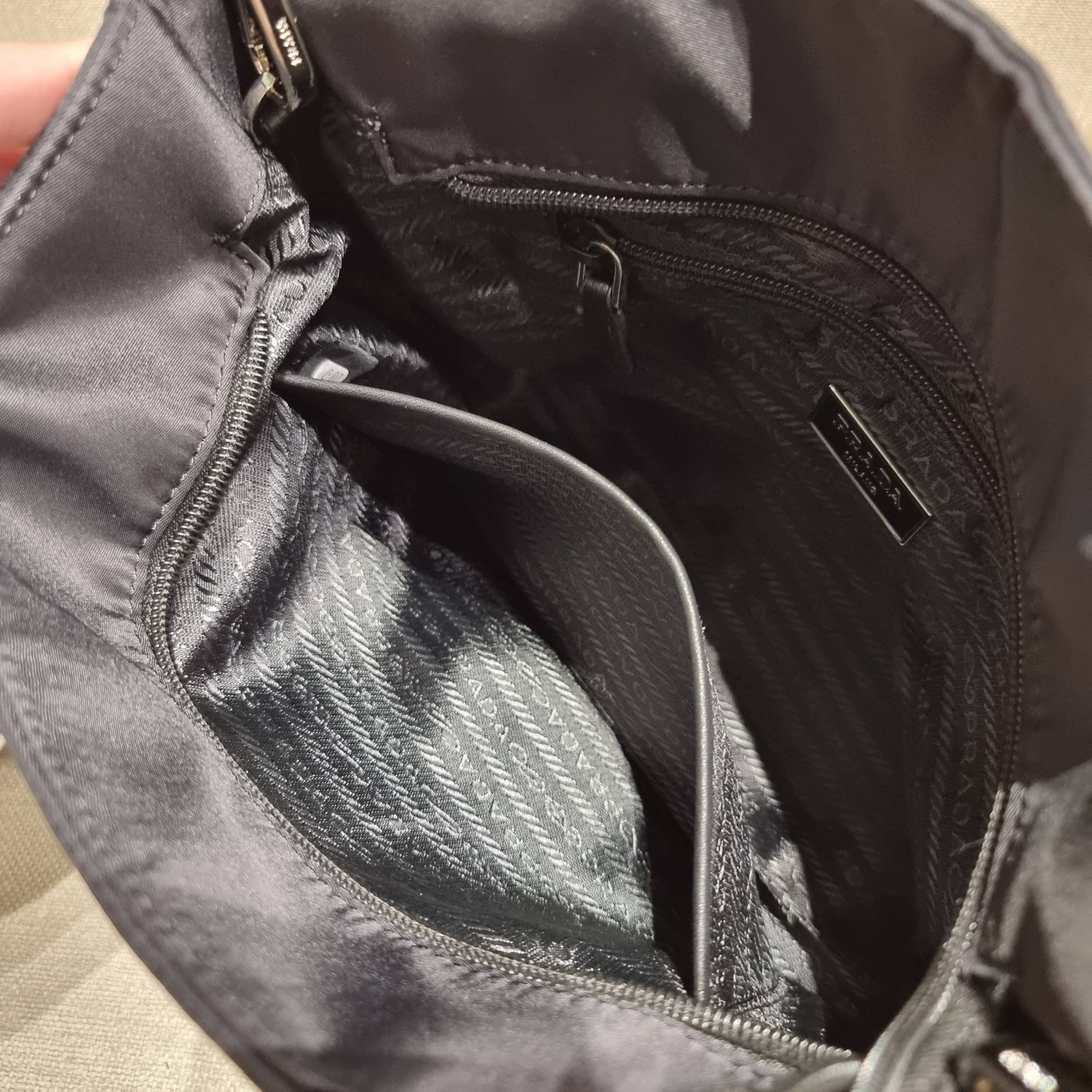 PRADA RE-NYLON TESUTO TOTE BAG กระเป๋าทรงช้อปปิ้ง ขนาดกำลังสวย รุ่นหายาก ขายดีตลอดกาล!!ด้วยรูปทรงที่ใช้งานง่ายและสะดวก ทำให้ครองใจทั้งสาวๆและหนุ่มๆได้ไม่ยาก วัสดุผ้าไนล่อนคุณภาพ พร้อมใบลูก ไว้ใส่เหรียญ ใส่กุญแจได้สารพัด ปากกระเป๋ามีซิปปิดกันของหล่น ภายในเ