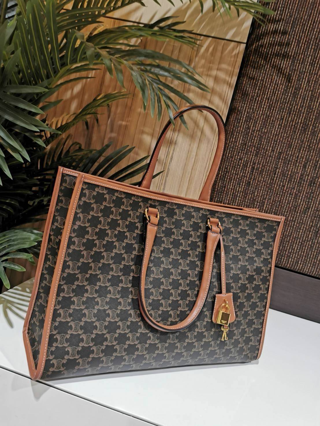 VIP 】CELINE LARGE TOTE BAG VIP GIFT WITH PURCHASE (GWP) กระเป๋าพรีเมี่ยมกิ๊ฟ Limited จาก CELINE HAUTE PARFUME DUTYFREE COUNTER วัสดุ TRIOMPHE CANVAS หนังแท้สวยอยู่ทรงดีไซน์หรูคลาสสิค มาพร้อมTAGสายหนังห้อยกุญแจทอง ภายในโล่งกว้างมีช่องซิป หัวซิปแบรนด์ สามาร