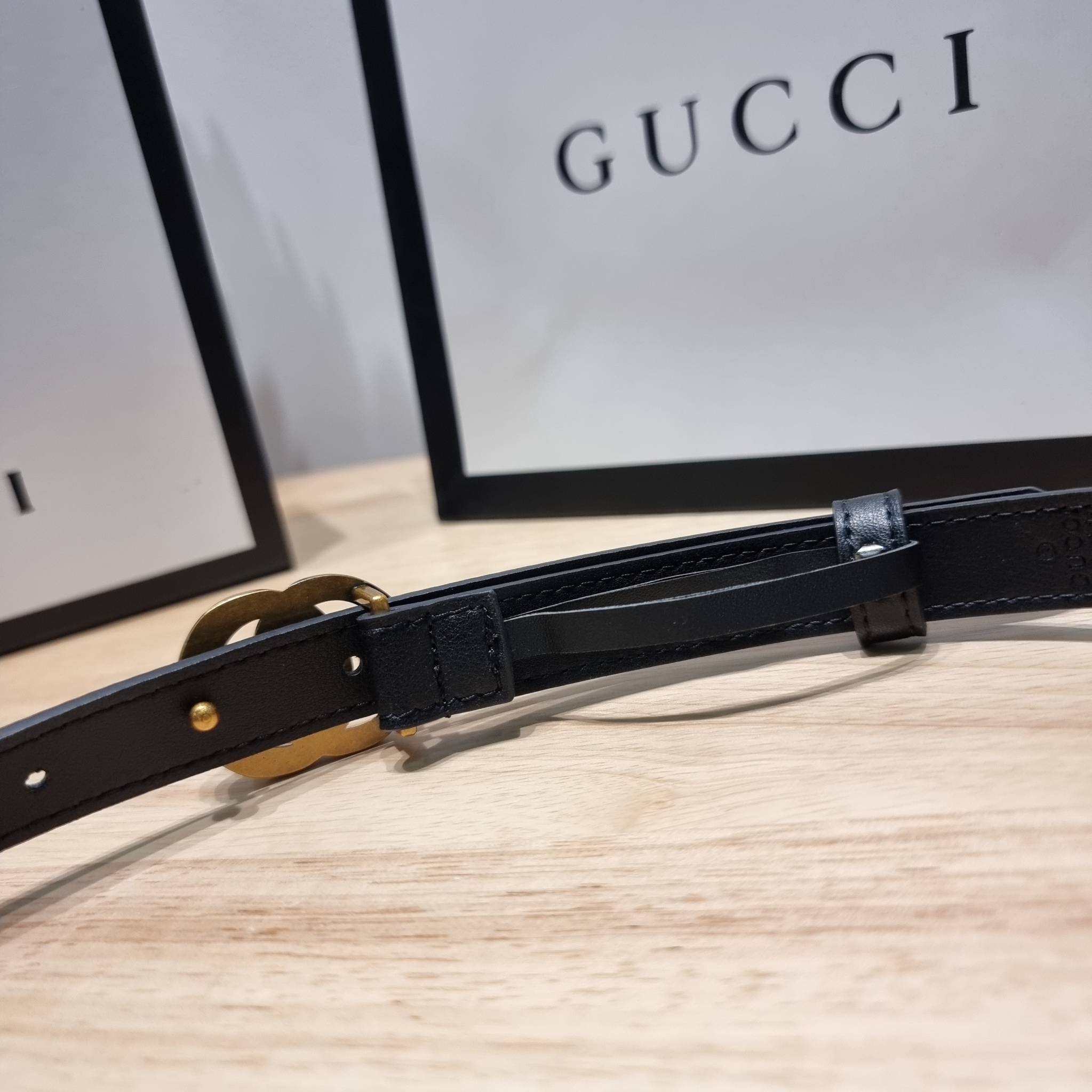 GUCCI BELT LEATER 2mm / GG belt box set เข็มขัดกุชชี่รุ่นคลาสสิค เรียบง่าย ผู้ดี เป็นซิกเนเจอร์ ด้วยดีไซน์ double buckle อะไหล่สีทองวินเทจ ทำให้ใช้งานเป็น everyday use ได้เลย พร้อมออริจินัล box ที่สุดของการคอมพลีทลุทด้วยเข็มขัดเส้นนี้เส้นเดียวได้เลย แนะนำ