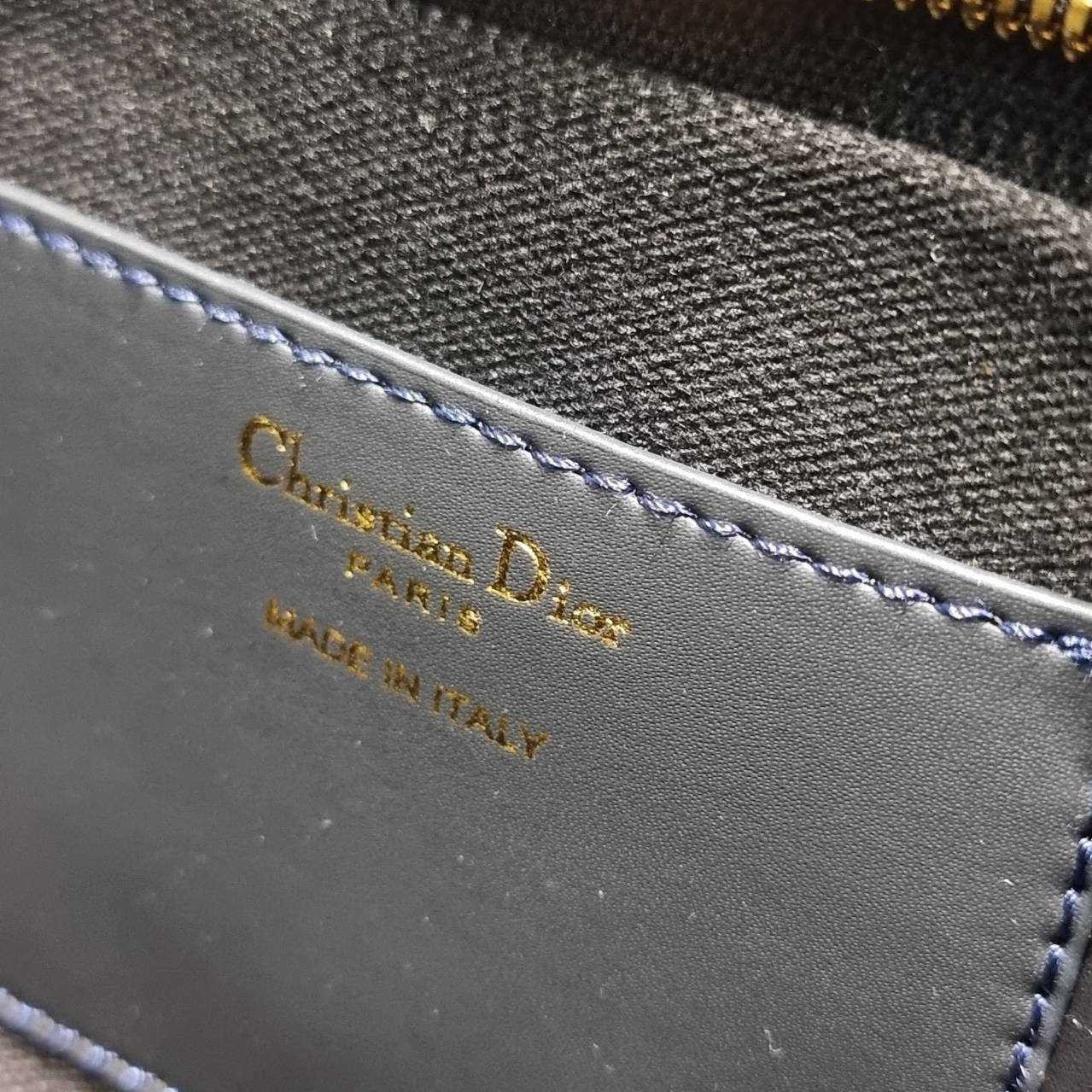 CD 30 MONTAIGNE DEA POUCH Dior Oblique กระเป๋าทรงพอชสุดชิค ที่มีทั้งความหรูหราและสปอร์ตในตัว พกพาง่าย ใช้งานสะดวก