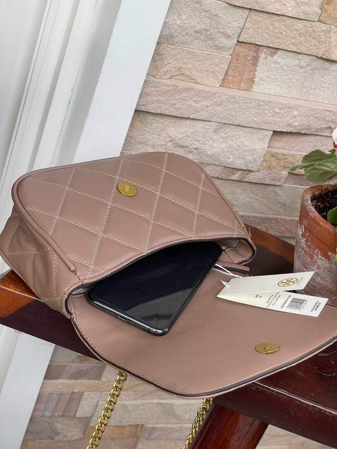 Tory burch crossbody and mini top handle Bag กระเป๋าถือที่มีดีไซน์แสนจะธรรมดาแต่ให้ลุดสุดชิด โดยลวดลายการเดินด้ายกระเป๋าที่มีรสนิยมดูแล้วคลาสสิค ตัวกระดุมของกระเป๋าเปิด-ปิดได้ง่าย หนังมีความนิ่ม จะถือก็ให้ความเก๋ได้อีกแบบ เหมาะกับการไปเที่ยวทั้งในวันสบาย