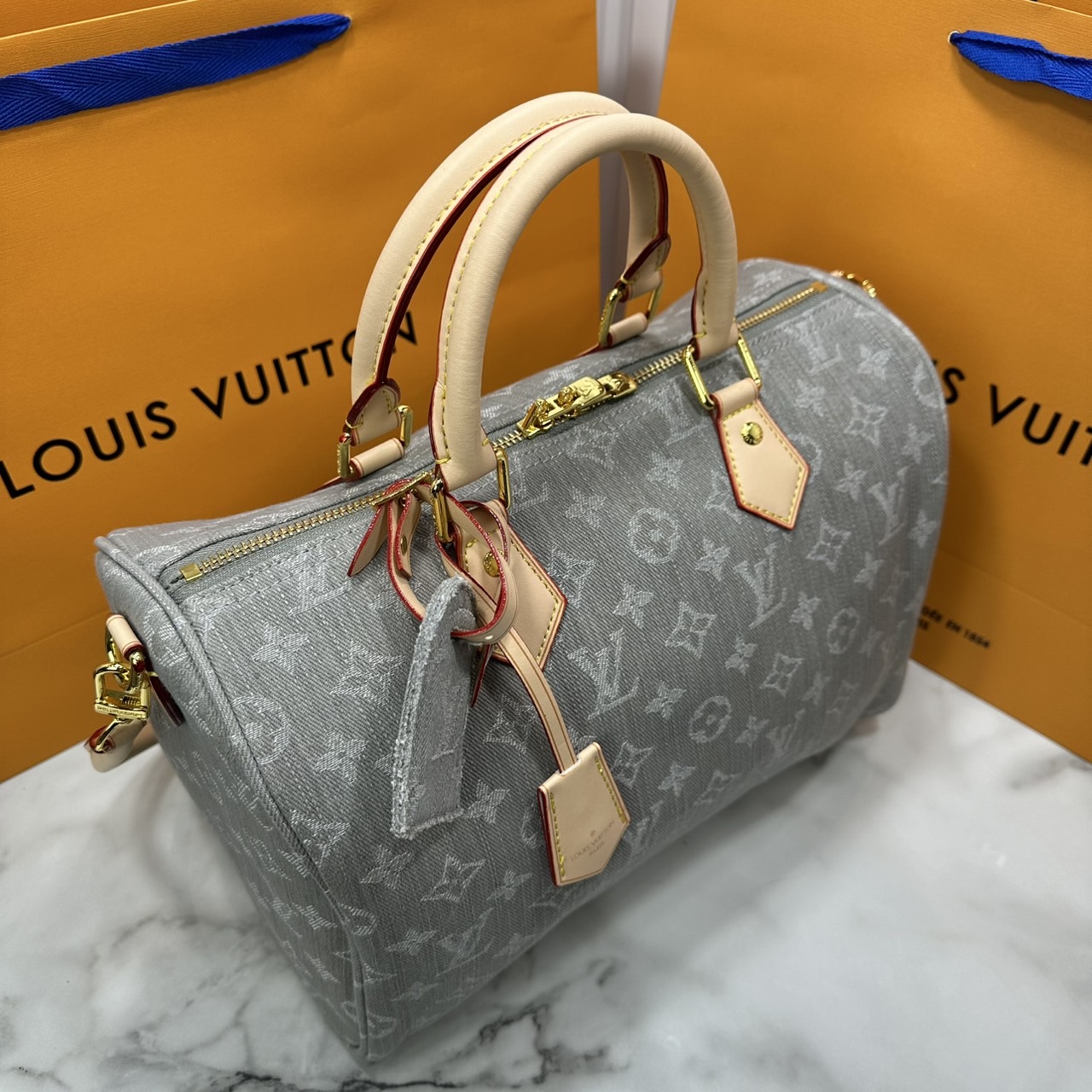 ORI หนังแท้ | LV Speedy Soft 30 Monogram Denim Washed Gray กระเป๋าสะพายสปีดี้ทรงหมอน ทรงยอดนิยม งานเดนิมตัดเย็บจากผ้าฝ้ายโดยใช้เทคนิคการฟอกสีแบบพิเศษ ตกแต่งด้วยหนังและฮาร์ดแวร์สีทองอ่อน