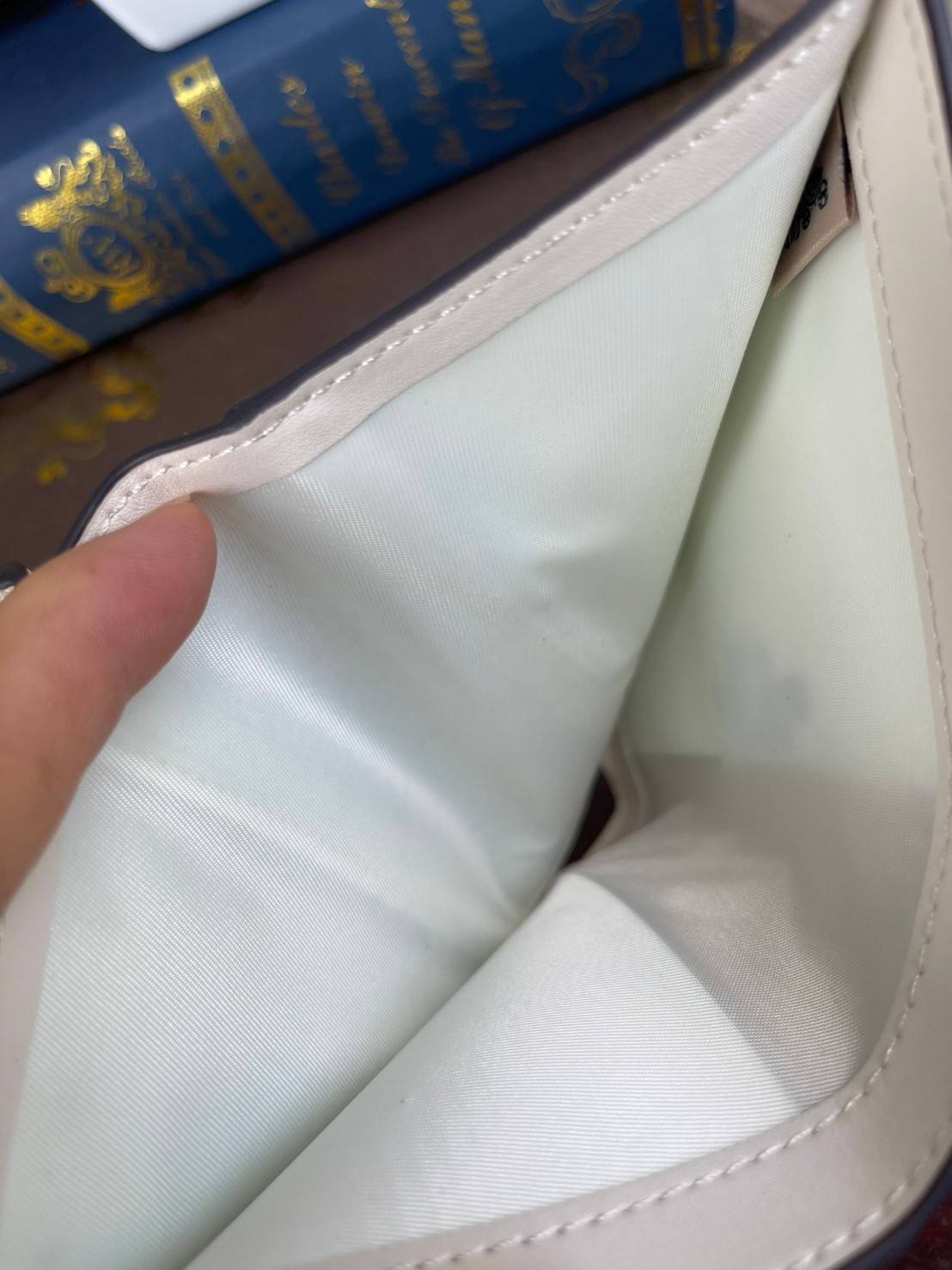 COACH MEDIUM CORNER ZIP WALLET IN SIGNATURE CANVAS กระเป๋าสตางค์ขนาดกลางที่ถือว่าเป็นไอเทม Must Have ของทุกเพศทุกวัยที่ต้องพกติดตัวไว้ตลอดเวลา เพราะนอกจากจะช่วยจัดเก็บเงิน บัตรประชาชน บัตรเครดิตและต่าง ๆ ให้เป็นระเบียบเรียบร้อยยังต้องคำนึงถึงประโยชน์ใช้สอ