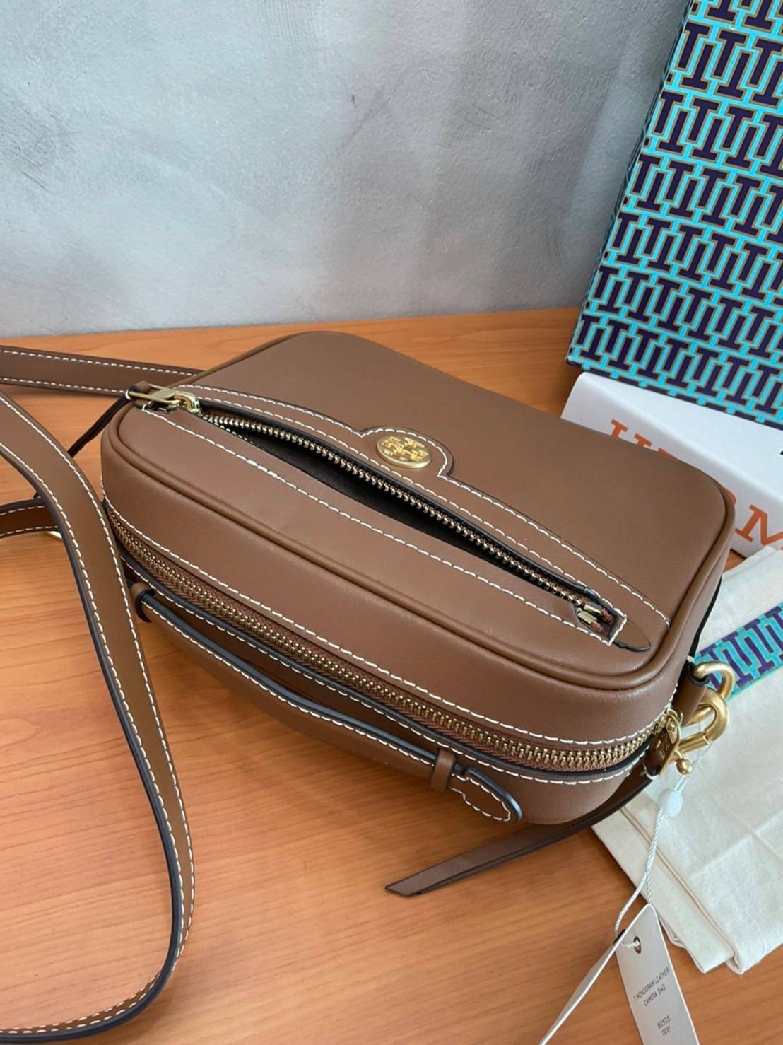 TORY BURCH T MONOGRAM JACQUARD CAMERA BAG กระเป๋าสะพาย Crossbody วัสดุหนังวัวแท้ การออกแบบเรียบง่าย ยังคงความหรูหราเอาไว้ โดดเด่นด้วยลวดลาย T Monogram มาพร้อมสายสะพายยาวแบบสปอร์ต ถอดออกได้ สายปรับระดับได้ ตอบสนองการใช้งานได้ดี มีหูหิ้วด้านบนสามารถใช้งานได