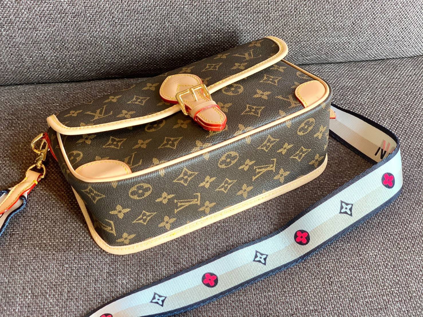 LOUIS VUITTON DIANE MONOGRAM พร้อมส่ง สุดคุ้ม! กับกระเป๋าLV พรีเมี่ยมกิฟ ตปท. หนังแท้ นิ่ม ทรงสวยมากๆค่ะ ((พื้นผิวหนังเป็นการขัดตามธรรมชาติจะมีรอยดำๆตรงขอบหนังนะคะ)) รุ่นนี้มาในลุคสวย หรู ดูชิล เพราะไม่ว่าลุคไหนๆก็เอาจริงๆจ้า! เปิดปิดกระเป๋าแบบกระดุมแม่เห