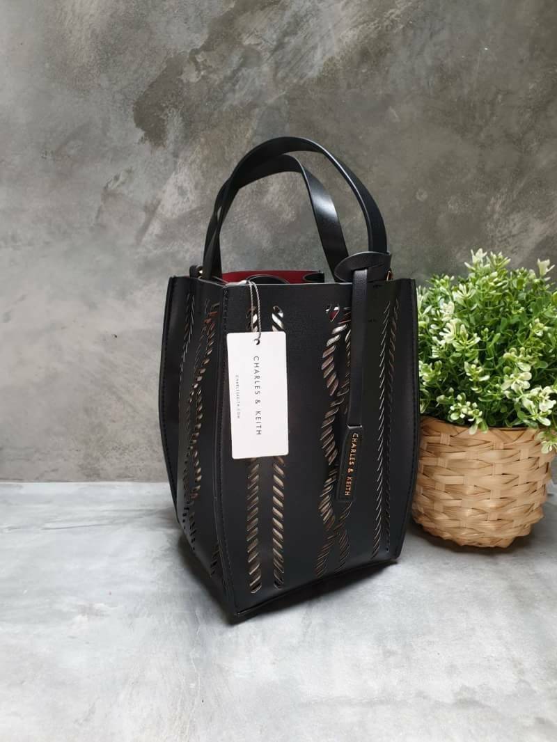 charleskeith Laser cut bucket bag กระเป๋าทรงเก๋ วัสดุหนังนิ่ม มาพร้อมกระเป๋าด้านใน มาพร้อมสายสะพายยาวปรับระดับได้ รุ่นนี้น่ารักมากค่ะ ห้ามพลาดเลยนะยูว์....