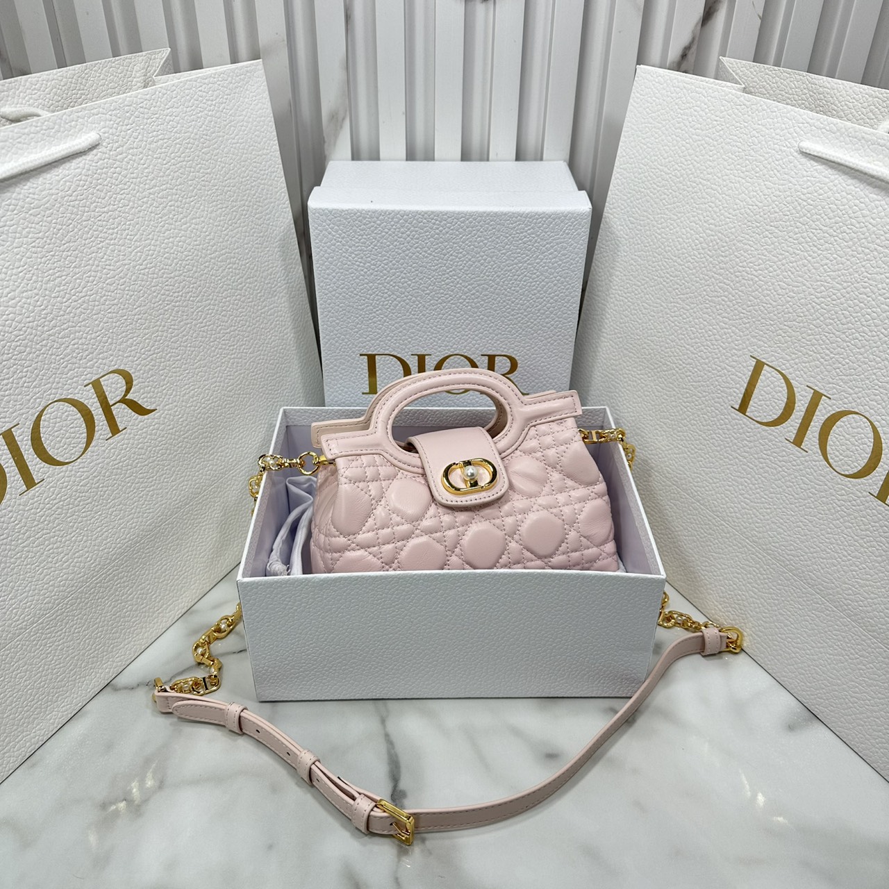 ORI หนังแท้ | Dior Jolie Top Handle Mini Bag กระเป๋าสะพายโจลี่ไซส์มินิหูจับในตัว ดีไซน์หรูหรา โดดเด่นด้วยฝาพับโลหะสีทอง ประดับมุกเรซินสีขาว มาพร้อมสายโซ่มีหนังรองบ่า สะพายไหล่หรือสะพายข้างได้ ทั้งกลางวันและกลางคืน