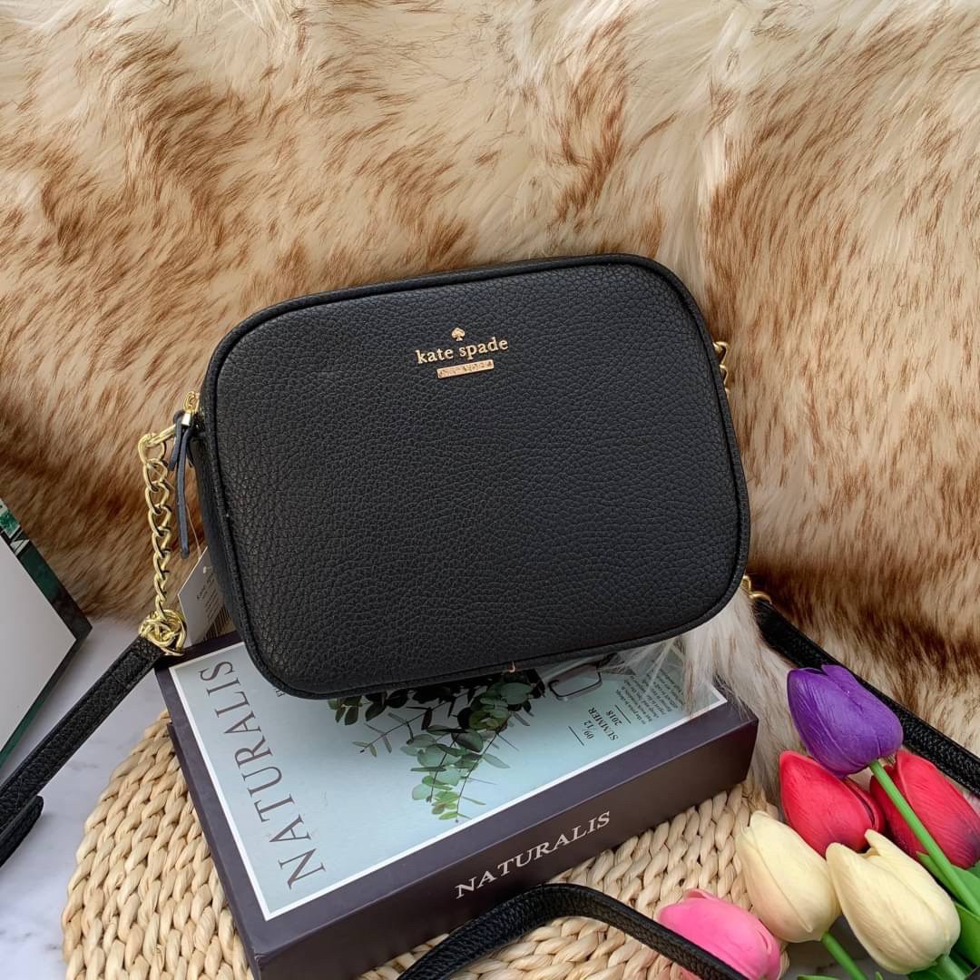 ของแท้ 💯% Kate spade New York mini shoulder bag กระเป๋าสะพายหนังนิ่ม สวยอยู่ทรง ด้านหน้าประดับโลโก้แบรนด์ อะไหล่ทอง น้ำหนักเบา มี2ช่องซิป แยกเป็นสัดส่วน ภายในมีช่องซิป 1 ช่อง และช่องใส่ของจุกจิก 1ช่อง จุของได้เยอะ สายสะพายปรับระดับได้ค่ะ