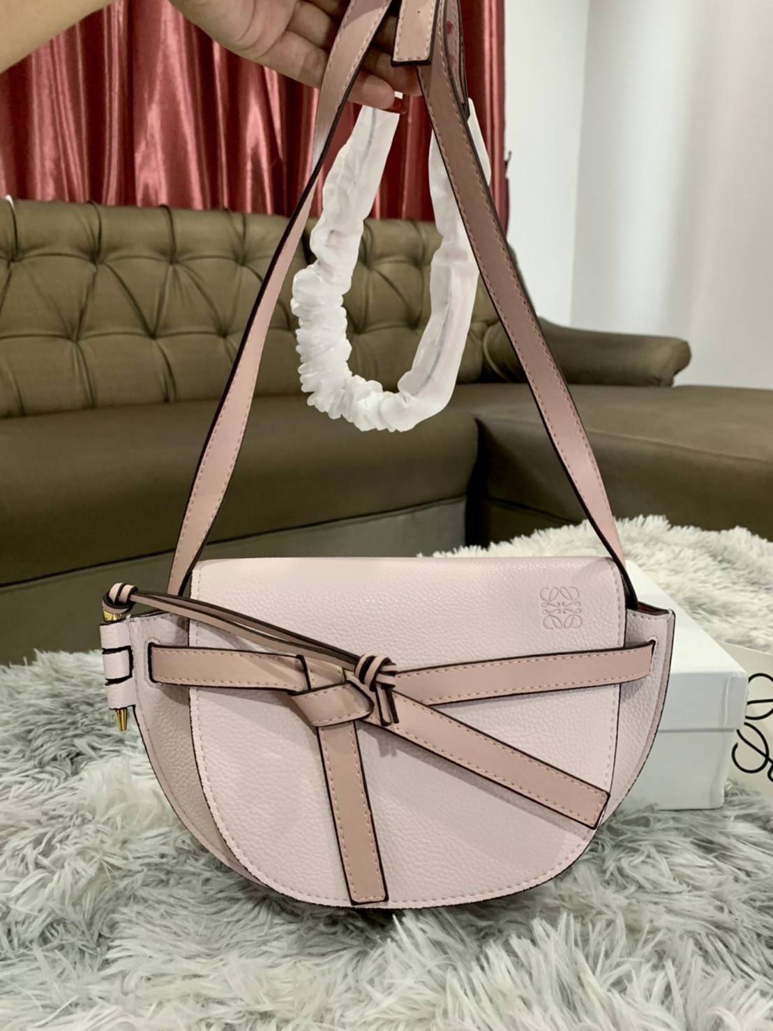 LOEWE Small Leather Gate Crossbody Bag VIP GIFT WITH PURCHASE (GWP) กระเป๋าถือหรือสะพาย Limited จาก LOEWE DUTYFREE COUNTER วัสดุ Canvas & Leather Calfskin หนังแท้ รูปทรงทันสมัย น้ำหนักเบามากค่ะ มาพร้อมสายสะพายยาวสามารถปรับระดับได้ เป็นอีกหนึ่งรุ่นฮิตกันมา