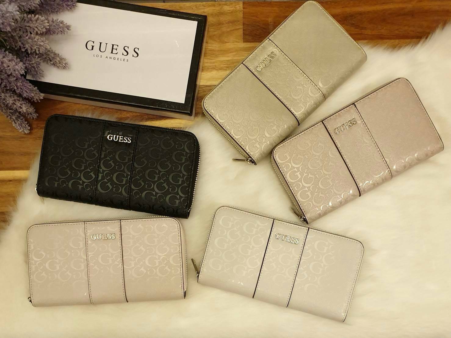GUESS FACTORY WOMEN'S ZIP AROUND LONG WALLET กระเป๋าสตางค์หนังทรงซิปรอบลาย G ด้านหน้าติดโลโก้แบรนด์ด้วยโลหะสวยหรู ภายในมีช่องใส่ธนบัตร ช่องใส่บัตรหลายช่อง มีช่องซิปใส่เหรียญ สามารถใส่ไอโฟนพลัสได้ มีให้เลือกถึง 5 สี สวยคุ้ม น่าใช้มากๆค่า