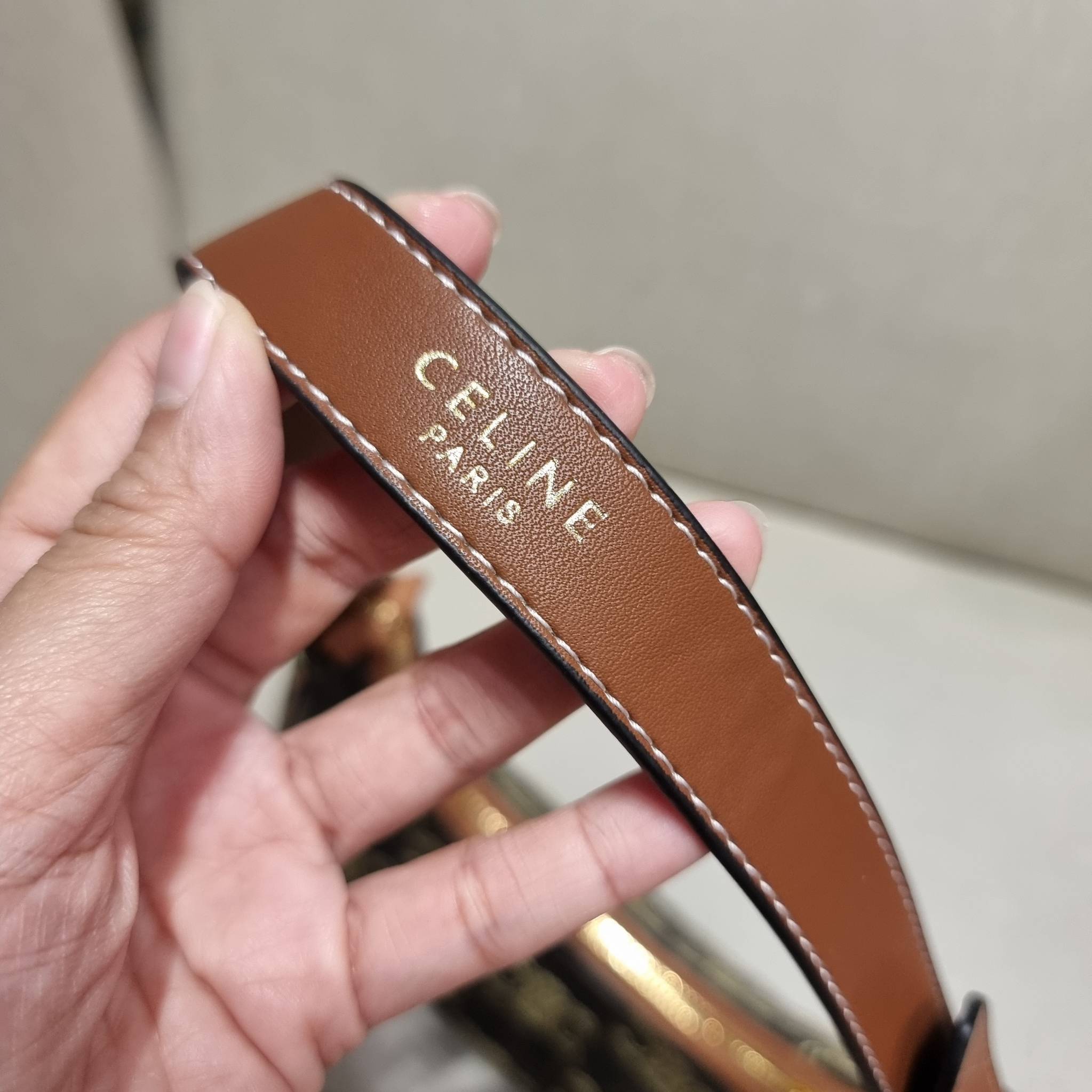 VIP 🥂 CELINE AVA IN TRIOMPHE CANVAS WITH TRIOMPHE HEART EMBROIDERY สวยเกินต้านรุ่นสุดปัง ที่ดีไซน์ออกมาใหม่ พร้อมให้ได้สวยก่อนใครไปเลย กับกระเป๋าสะพายไหล่ รูปทรงไม่เหมือนใครไม่เกร่อ ใช้แล้วดูแพง!! และที่น่ารักแบบตะโกนก็ตรงที่ โลโก้ลายปัก ดีเทลเดิน