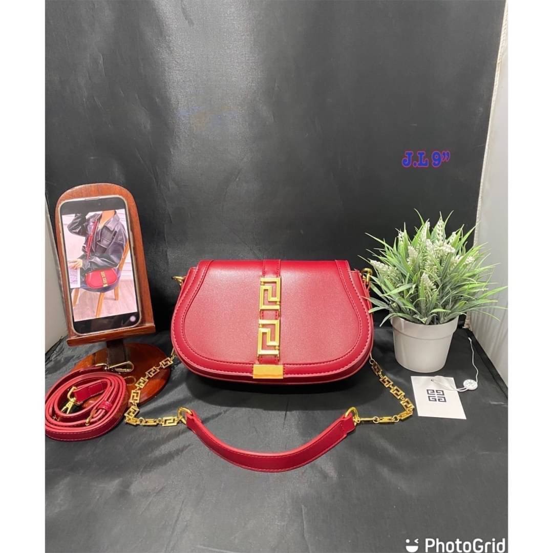 Versace Small Greca Goddess leather shoulder bag สัมผัสกระเป๋าสุดไอคอนิกอย่าง “Greca Goddess” พร้อมลวดลายที่สะท้อนตัวตนในรูปแบบใหม่ของ Versace ที่บอกเล่าเรื่องราวฉบับใหม่ของเเบรนด์ได้อย่างน่าหลงใหล