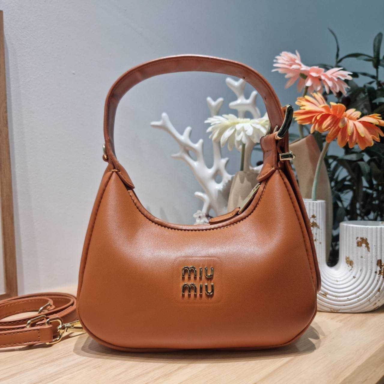 MIU MIU ZIP LEATHER TOP HANDLE BAG กระเป๋าสะพายไหล่/สะพายข้าง ทรงเก๋ ใช้งานง่าย เรียบหรูดูลัคชูสุดๆ