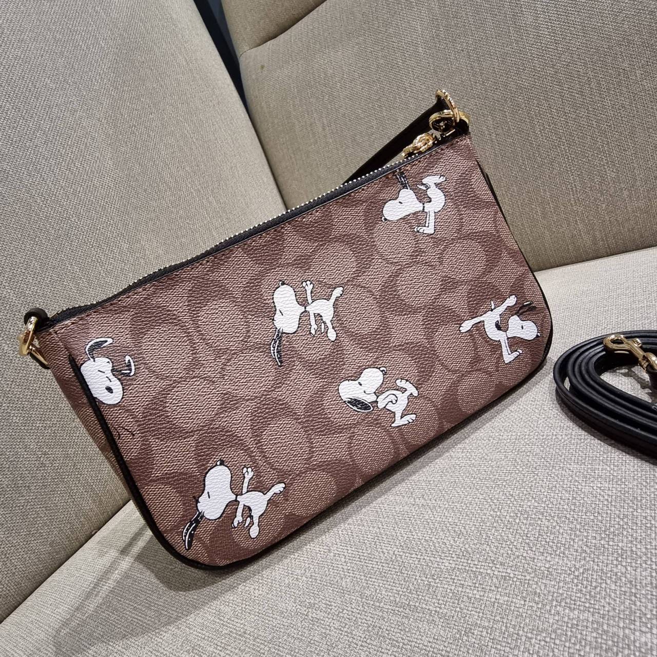 OUTLET 】COACH F36674 TOP HANDLE POUCH IN SIGNATURE WITH SNOOPY PRINT คอลเลคชั่นใหม่ ในสไตล์พอช มาให้ช้อปก่อนใครในไทยจ้า น่ารักน่าใช้ไปอีกกับกระเป๋าสะพายทรงฮิตตลอดกาล ด้วยดีไซน์ที่ออกมาให้ใช้งานได้ง่าย ขนาดกำลังเหมาะ วัสดุแคนวาสทนทาน ดีไปหมดขนาดนี้!! คุณลู