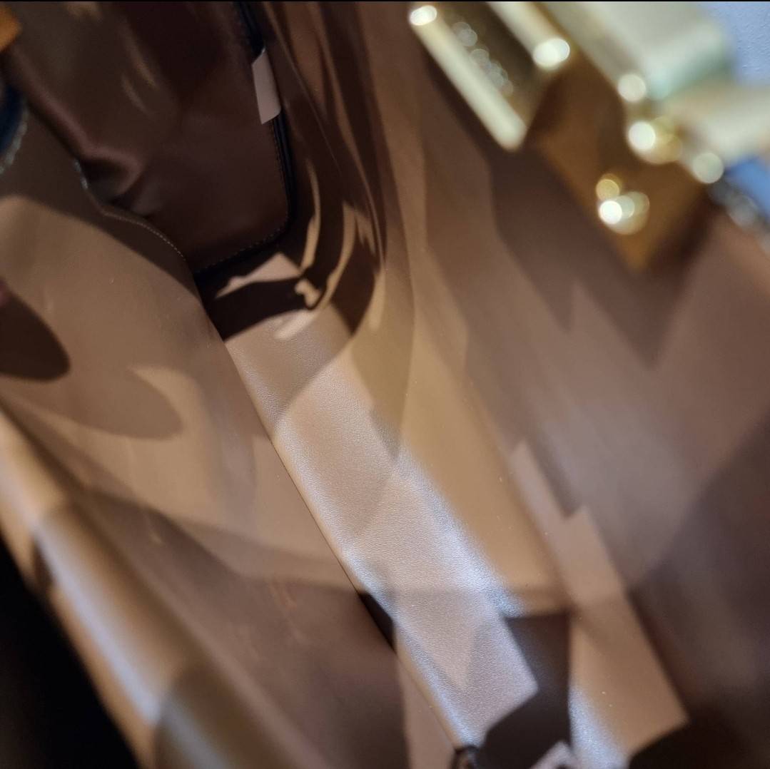 TORY BURCH ELEANOR SPAZZOLATO SATCHEL ใหม่และดูดีเกินต้าน กับกระเป๋าถือทรงสวย ใบใหญ่ ดีไซน์ผู้ดีเรียบหรู ถือขับผิวไปเลยทุกสี สวยคม มาพร้อมหูจับในตัว