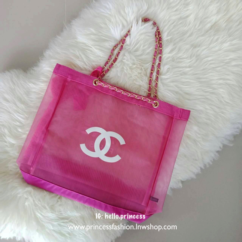 พร้อมส่งความสวยหรู สีชมพูน่ารัก 💕 Chanel Shopping Bag With Ribbin กระเป๋าสะพายใบใหญ่ทรง Shopping Bag Limited Edition พรีเมี่ยมกิ้ฟของแท้นำเข้าจาก Chanel Perfume Counter ของแท้100% ใบใหญ่วัสดุ Nylon โปร่ง♡ *อะไหล่ทอง ปั้มโลโก้ CHANEL สีขาว เ