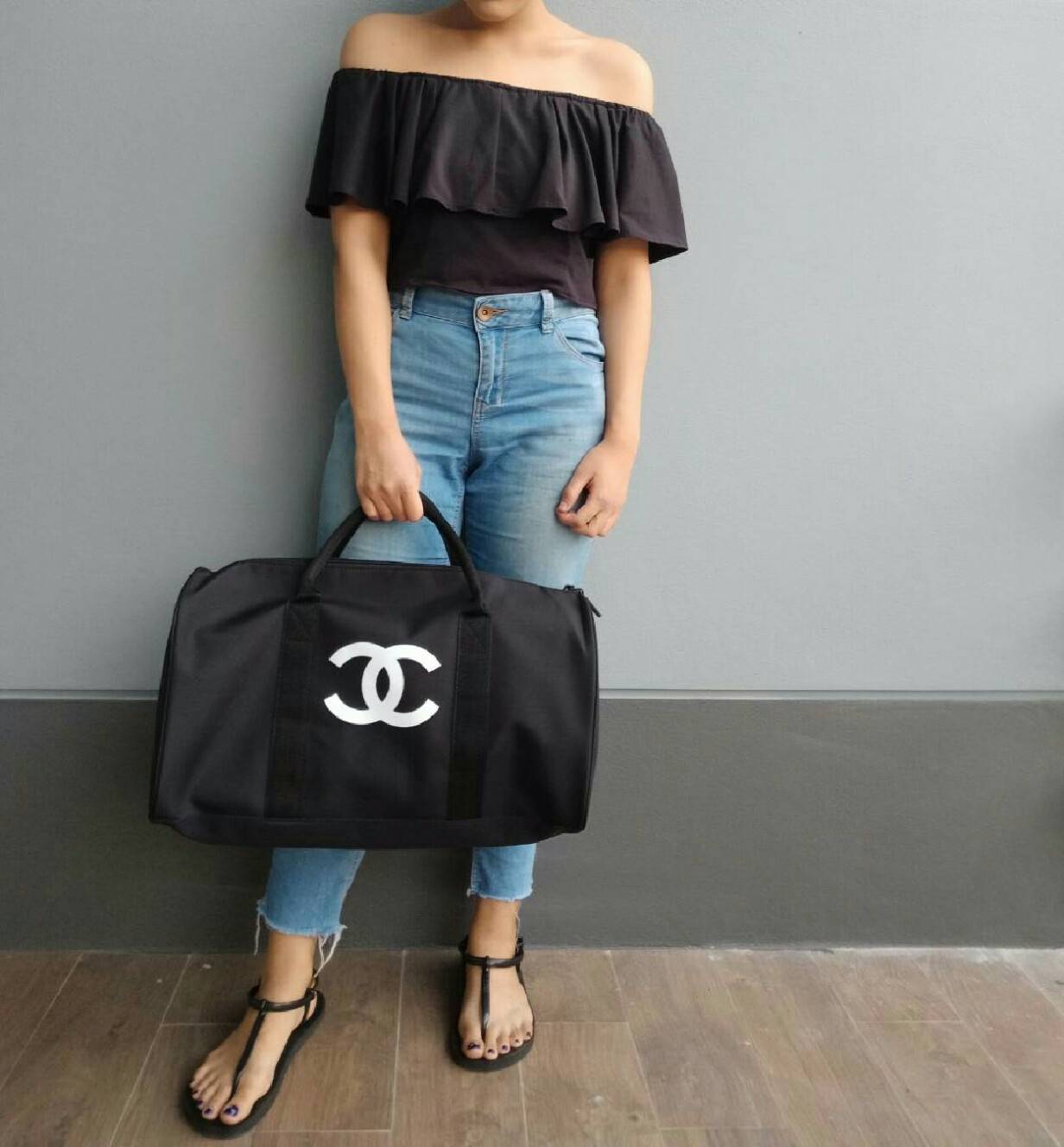 Best Seller ♡♡💃💃 กับทรง travel & fitness bag กับ Chanel VIP Gift Bag Travel Bag Gym Duffel Weekend จากงานพรีเมี่ยมกิ้ฟแบรนด์หรูอย่าง Chanel ของแท้100% ตัวกระเป๋าเป็นผ้า Oxford หนาอย่างดี สกรีนโลโก้แบรนด์ตัดสีขาว เปิดปิดด้วยซิ