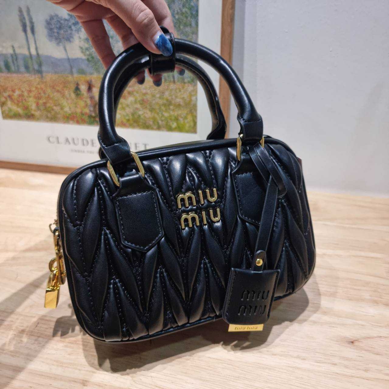 MIU MIU ARCADIE METELASSE MINI LEATHER BAG กระเป๋าถือ/สะพายสุดชิค ที่ไม่มีตอนนี้คือพลาด ดีไซน์เพิ่มดีเทล ด้วยการเดินด้ายเป็นเอกลักษณ์ สวยดูแพง