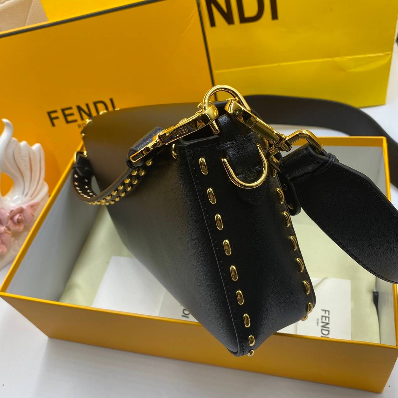 หนังแท้ Fendi Baguette full grain leather bag