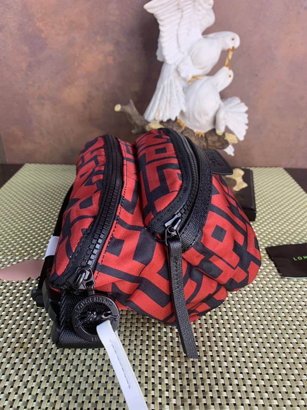 LONGCHAMP LE PLIAGE LGP BELT BAG M เท่ห์อย่างมีสไตล์กระเป๋าทรงคาดอกและคาดเอวดีไซน์แนวสปอร์ต เพิ่มความโดดเด่นทันสมัยด้วยลายซิกเนเจอร์ มีช่องซิปที่ใช้งานง่ายช่วยให้คุณหยิบใช้สิ่งของจำเป็นได้อย่างสะดวกและง่ายดาย และผสานสายรัดแบบปรับได้เข้ากับหัวเข็มขัดตัวล็อ