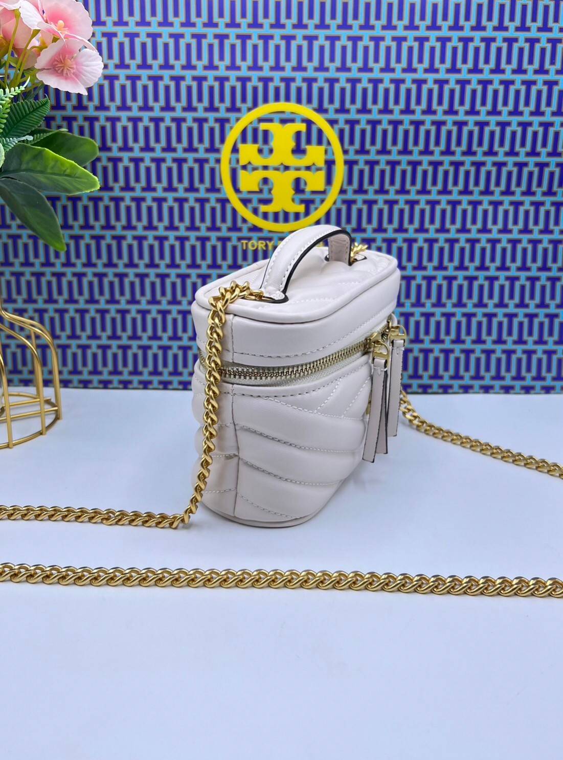 TORY BURCH Kira Chevron Mini Vanity Case Bag กระเป๋าถือ/สะพาย ใส่เครื่องสำอางค์ ใส่ของใช้จำเป็นได้ ทรงกล่องสวย ที่สามารถใช้เป็น everyday bag สะพายได้ทุกวัน