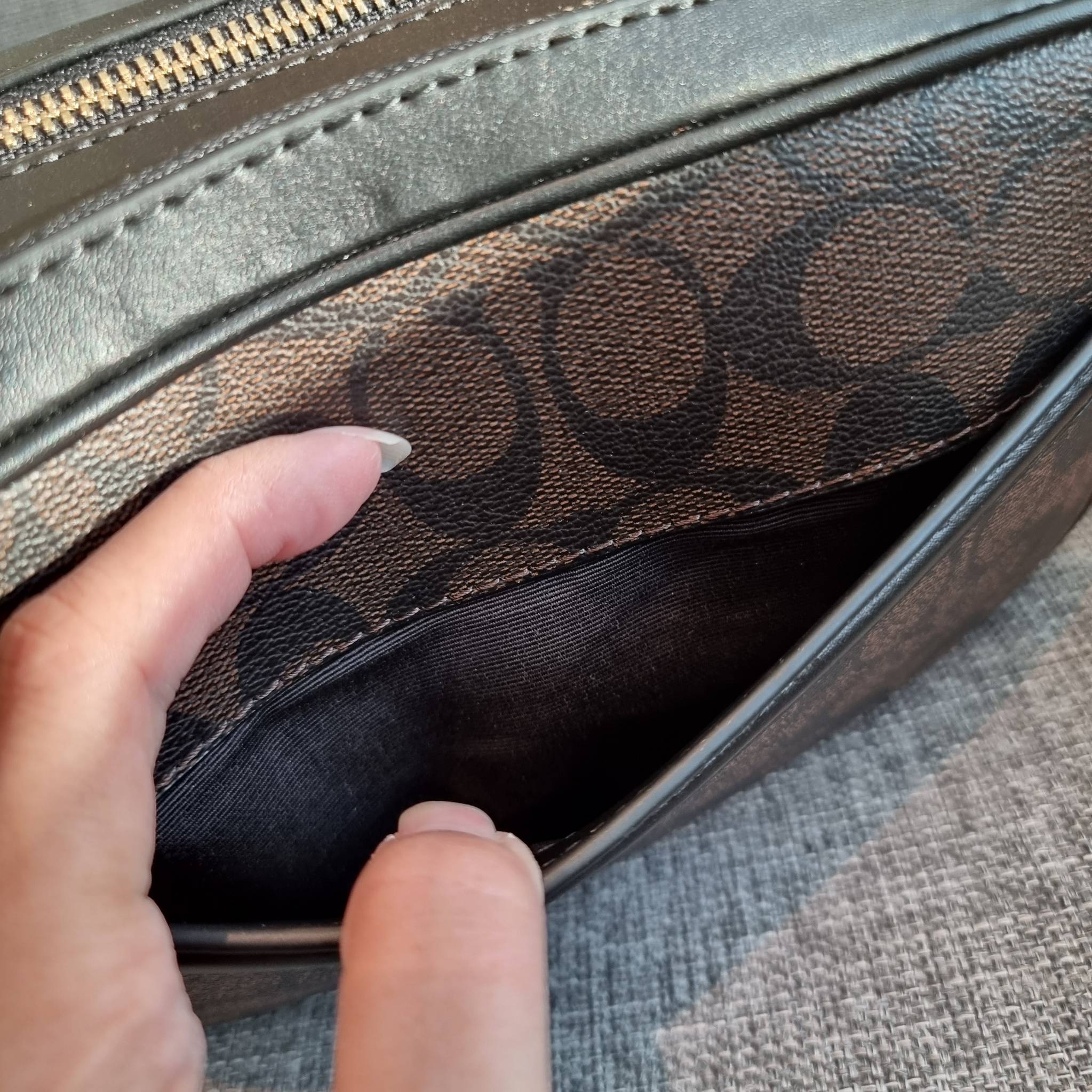 OUTLET 】COACH F68168 JES CROSSBODY IN SIGNATURE CANVAS รุ่นยอดฮิต!! กระเป๋าสะพายข้าง รุ่น 2 ซิป ใบใหญ่จุใจ สีคลาสสิคขายดี!! วัสดุหนังแคนวาสเคลือบลาย เปิด-ปิดด้วยซิป 2 ช่องหลัก ใช้งานง่าย ทรงสวยมากๆรุ่นนี้ มาพร้อมสายสะพาย crossbody ปรับได้ตามตัว ภายในใส่ขอ