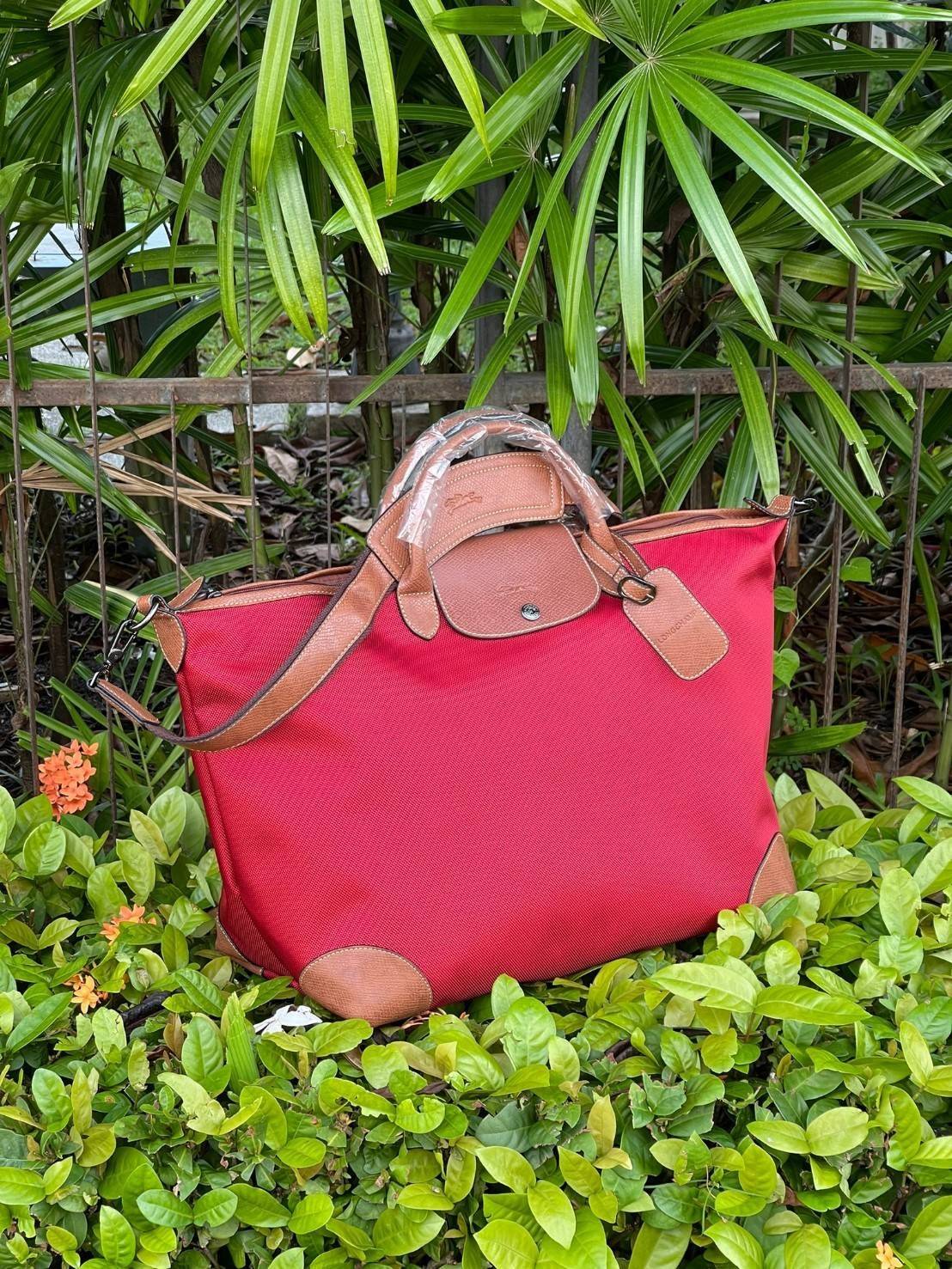 LONGCHAMP BOXFORD TRAVEL BAG L กระเป๋าเดินทางขนาดใหญ่ มาพร้อมสายสะพายที่สามารถถอดได้ ให้คุณเลือกสะพายไหล่หรือถือได้ มีซิปรูดเปิดปิดกระเป๋าที่ให้คุณมั่นใจได้ว่าคุณจัดเก็บไอเท็มของคุณได้อย่างมิดชิด บ็อคฟอร์ด (BOXFORD) สะท้อนความเป็นเอกลักษณ์ของแบรนด์ที่เปี่