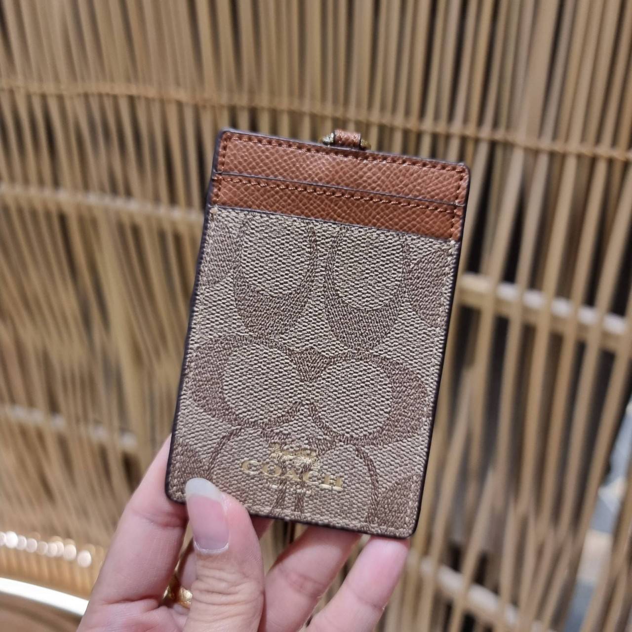 COACH ID LANYARD IN COLORBLOCK SIGNATURE CANVAS ง่ายๆแบบไม่ธรรมดา!! คลาสสิคแต่มีดีเทลโดดเด่น!! กระเป๋าถนอมบัตร พร้อมสายคล้องคอ ดีไซน์ลวดลายสวย ดูดีทุกแบบ ใช้งานง่าย พกพาสะดวก จะใส่บัตรพนักงาน บัตรเครดิต บัตรปชช. ใบขับขี่ และบัตรอื่นๆที่อยากจะใส่!! ตามใจไป