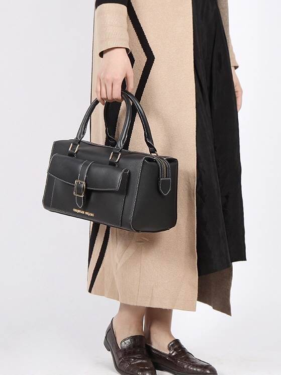 CHRISTIAN SIRIANO BOWLING BAG New arrival ! กระเป๋าถือหรือสะพายข้างได้ วัสดุหนัง pu. คุณภาพดี หนังสวย นำ้หนักเบา ดีไซน์ vintage สุด classic ด้านหน้ามีช่องกระดุม แม่เหล็ก 1 ช่อง เปิดปิดกระเป๋าด้วยซิป ภายในกว้าง และจุ มีช่องซิป และช่องเล็ก มาพร้อมสายสะพายยา