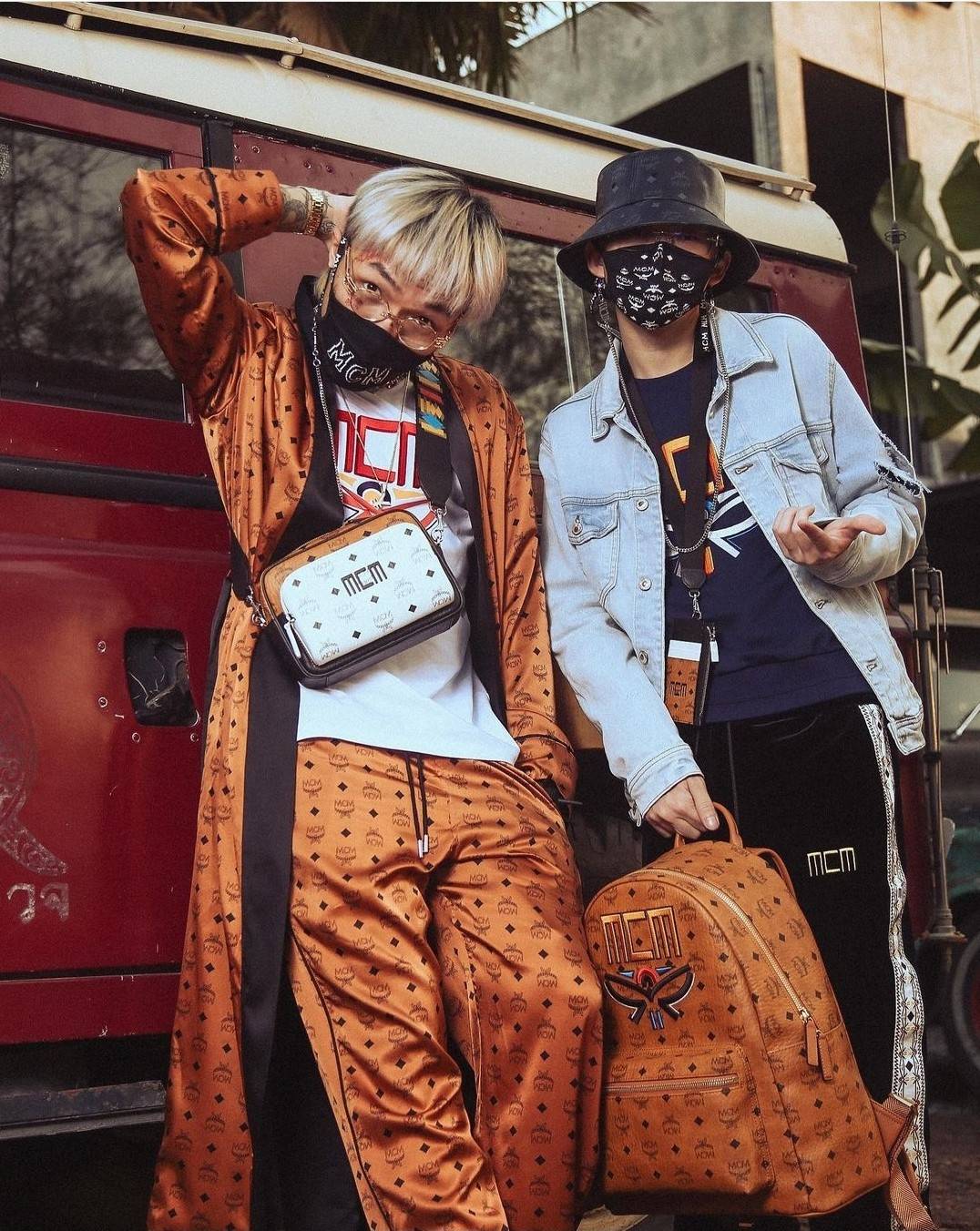 M.C.M KLASSIK CROSSBODY IN VISETOS MIX คลาสสิคสมชื่อ!! กระเป๋าสะพายข้างทรงครอสบอดี้ ดีไซน์มิกซ์แอนด์แมทช์สุดคูล ใหม่ล่าสุด เท่ได้ไม่ซ้ำใคร โลโก้โลหะรมดำดูมีเสน่ห์ วัสดุหนังแคนวาสคุณภาพดี มีช่องหลัก 2 ช่อง เปิด-ปิดด้วยซิป ด้านหลังมีช่องย่อยอีกหนึ่ง ภายในโล