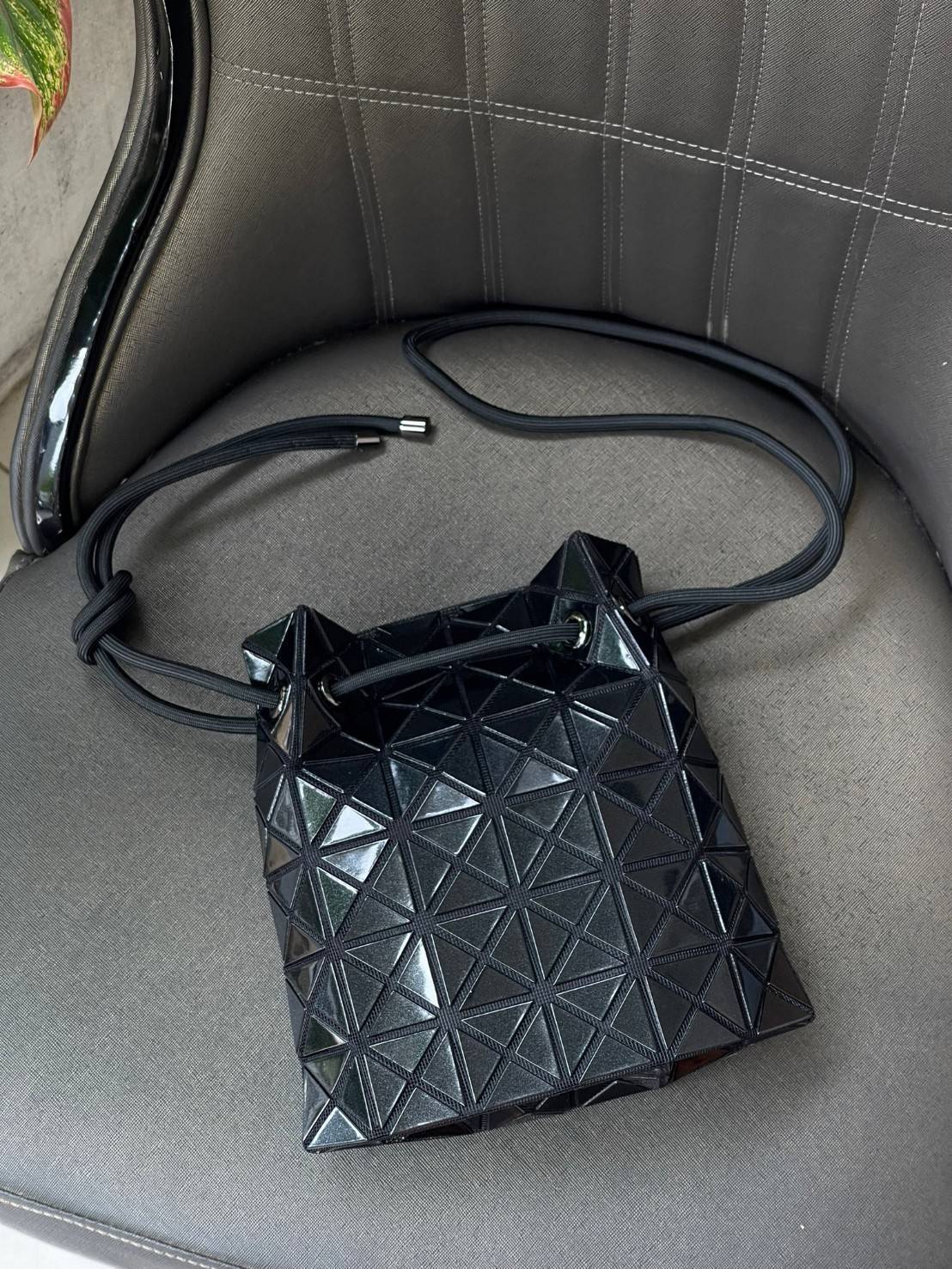 Baobao Issey Miyake Wring Small Bag กระเป๋าสะพายครอสบอดี้พร้อมสายรูดเปิดปิด สามารถปรับความยาวของสายได้ตามสไตล์ความชื่นชอบ ด้วยดีไซน์ทรงน่ารัก เหมาะสำหรับให้สาวๆหยิบใช้ในวันสบายๆ แต่เต็มเปี่ยมไปด้วยความคล่องแคล่ว ไฮไลต์ของซีซั่นนี้คือกระเป๋าที่มาพร้อมกับเช