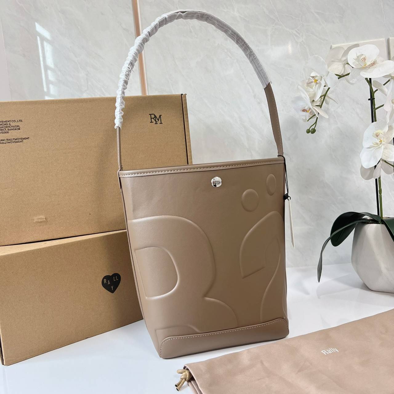 Rally The Bag Whisper กระเป๋าทรงบัคเก็ตงานหนังรุ่นใหม่ ฮอทติดลมบน มาแรงสะพายกันทั่วบ้านทั่วเมือง สายแบกสายขนห้ามพลาดจุของได้เยอะ รุ่นหนังผิวสัมผัสนิ่มมือ ทนทาน