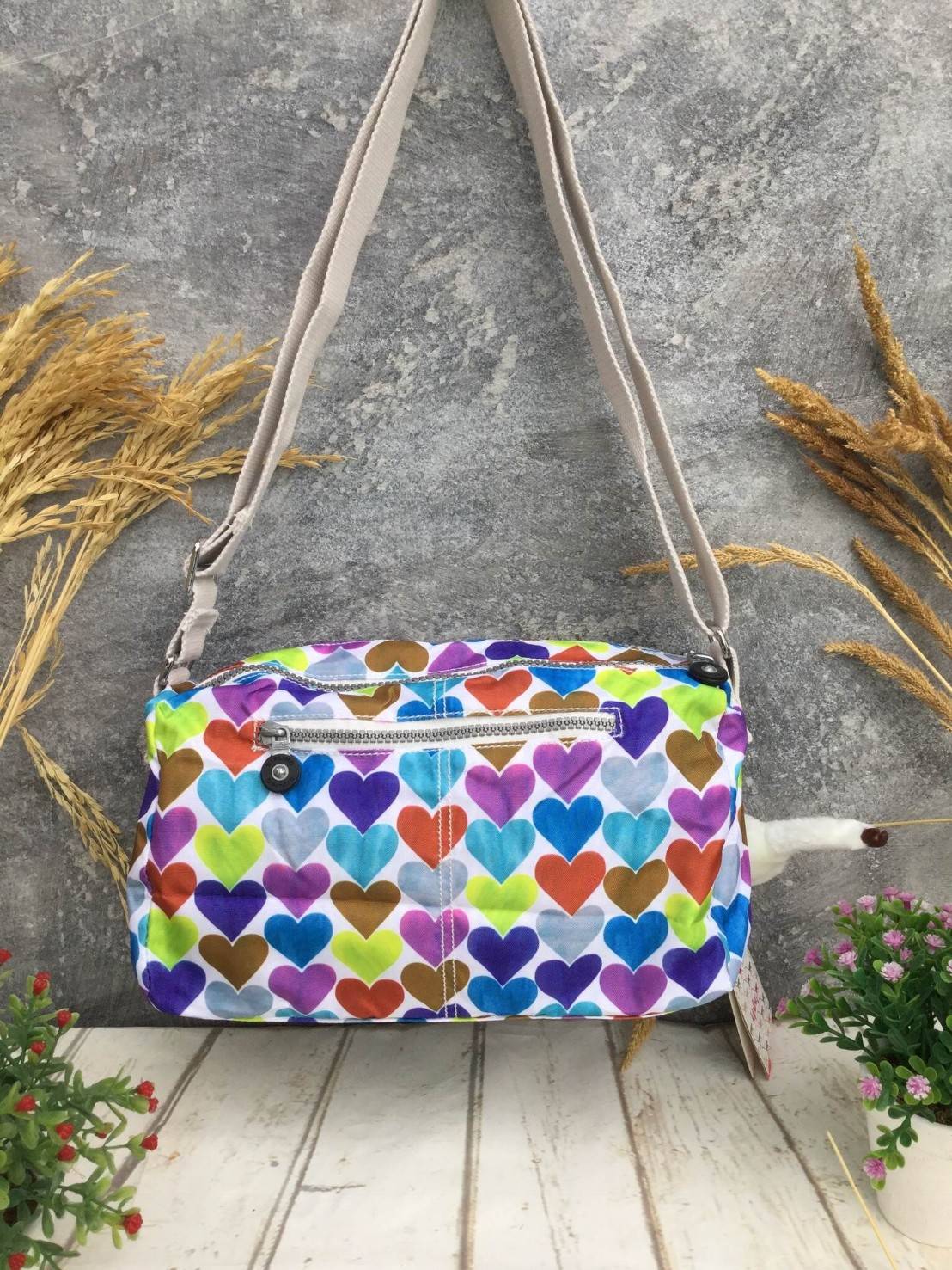 กระเป๋าสะพาย KIPLING รุ่น Reth วัสดุไนล่อนคุณภาพดี มาพร้อมดีไซน์ทันสมัย และสามารถใช้งานได้อย่างดี เข้ากับทุกการแต่งตัว โดดเด่นด้วยพื้นที่ภายในและช่องต่างๆ ที่ให้คุณจัดเก็บของสำคัญได้ครบถ้วน ไม่ว่าจะเป็นมือถือ ปากกา หรือไอเท็มจำเป็นของคุณ สายสามารถปรับและถ